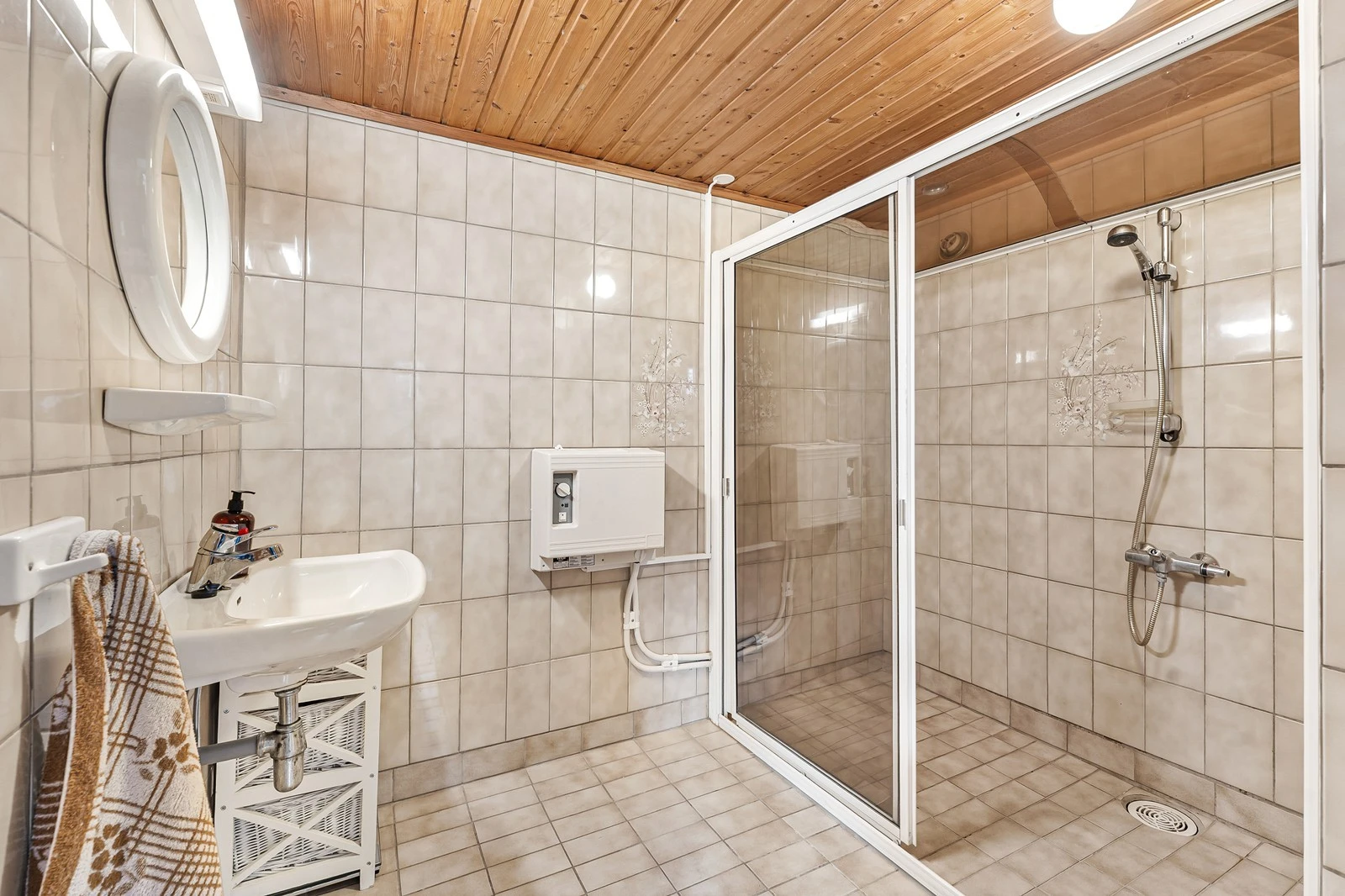 Badet er innredet med toalett, servant og dusj. Galleribilde