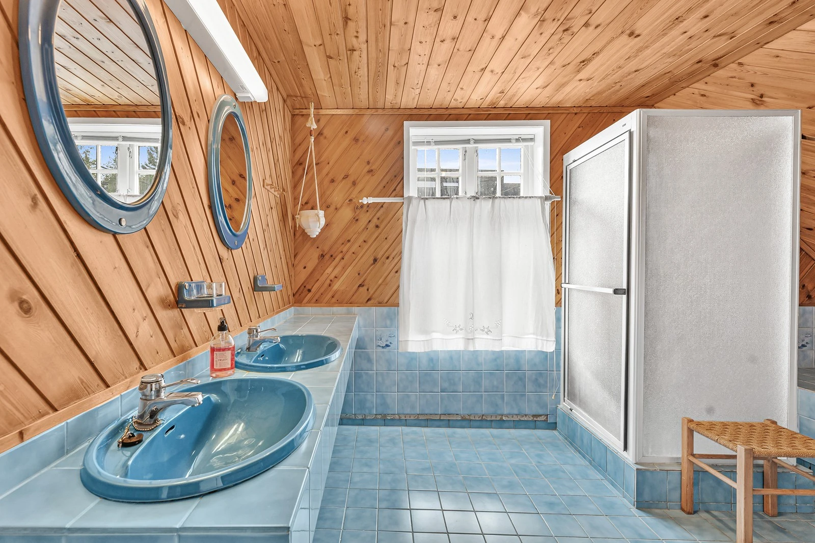 Badet er innredet med baderomsinnredning med servant, toalett, bidè, dusjkabinett og innflist badekar. Galleribilde