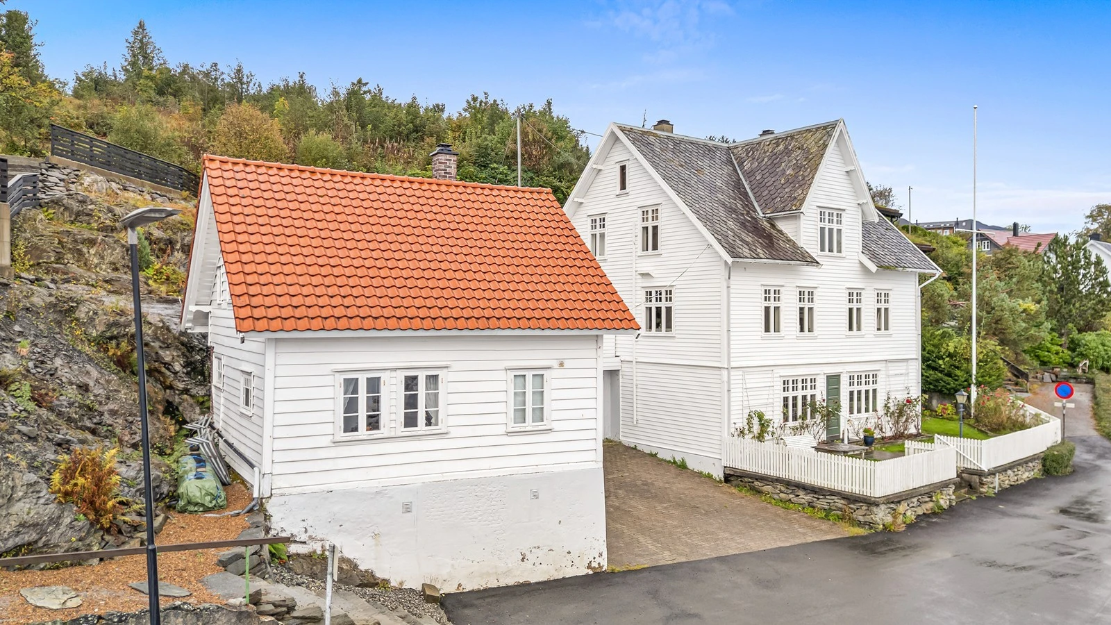 Eiendommen har en perfekt beliggenhet i sjøkanten med pent opparbeidete uteområder med hage og terrasse. Galleribilde