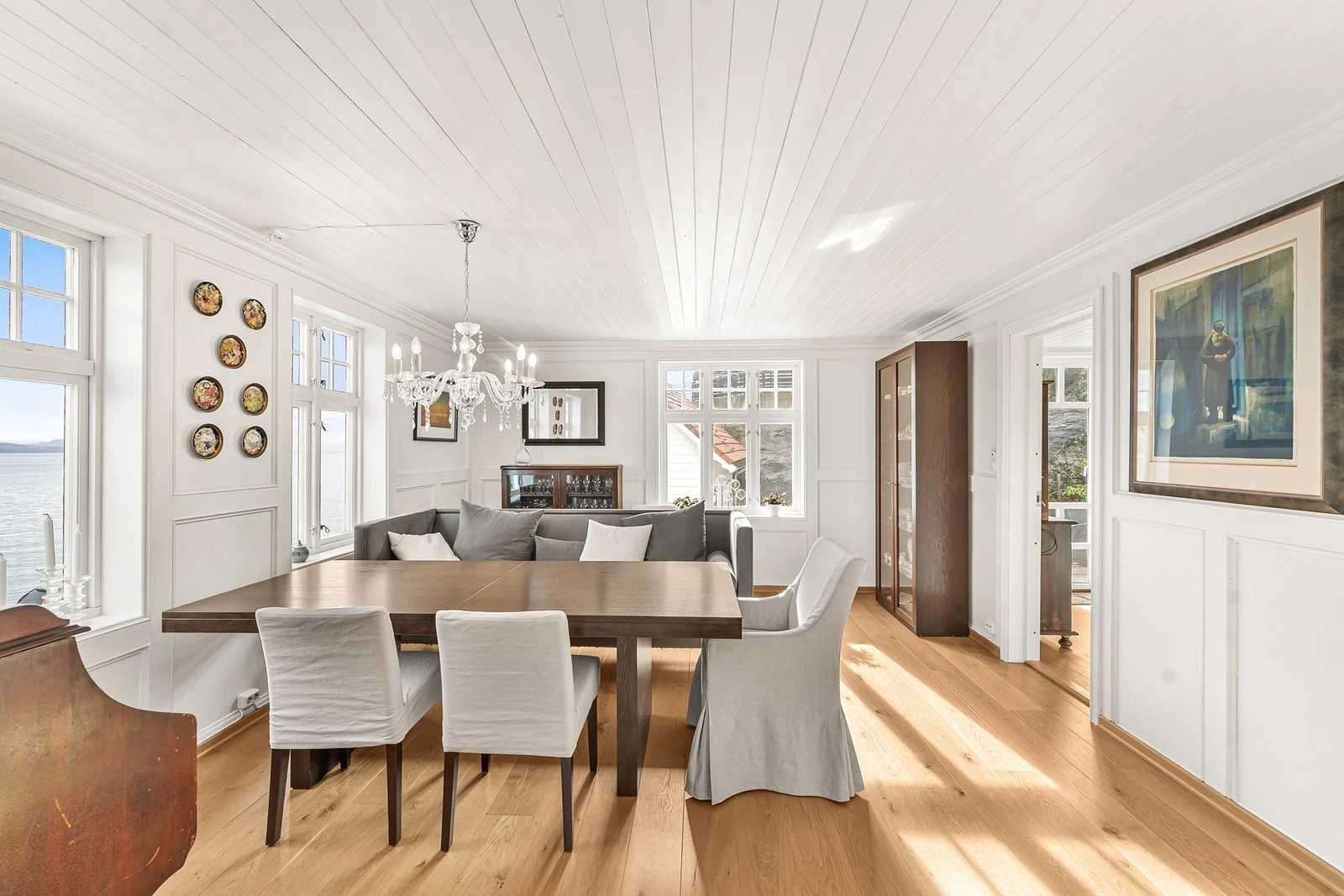 Spisestuen byr også på nydelig utsikt og godt med lysinnslipp. Galleribilde