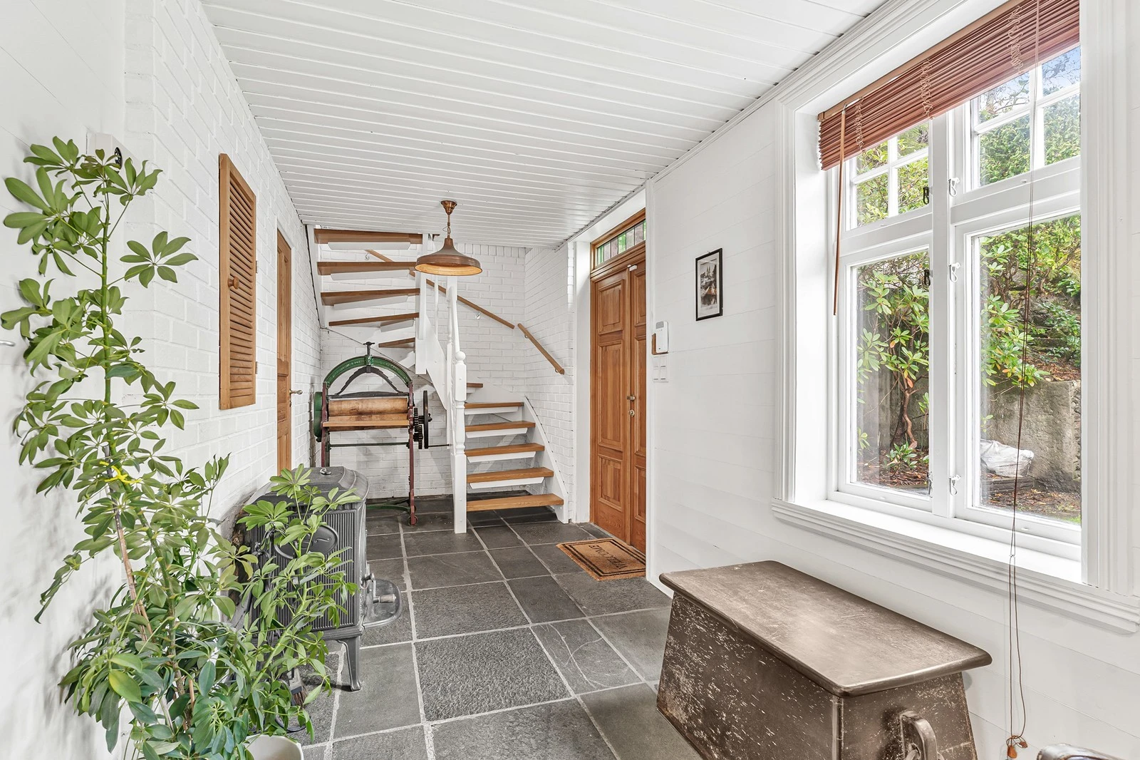 Velkommen inn i en lys og romslig entrè med god plass til å henge fra seg yttertøy og sko. Galleribilde