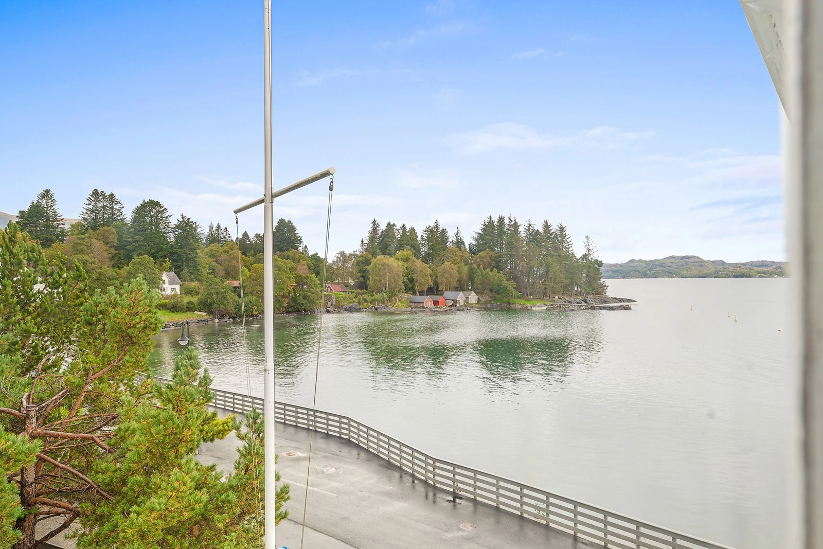 Badestranden i Breivikjo ligger like ved eiendommen. Galleribilde