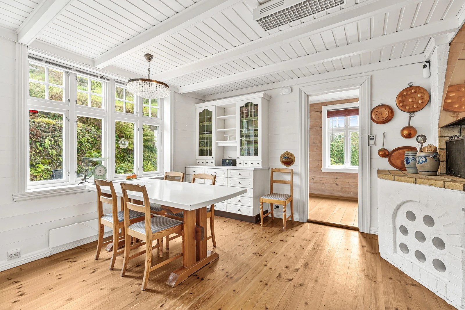 Her har du godt med skap- og benkeplass samt plass til å innrede med et spisebord. Galleribilde