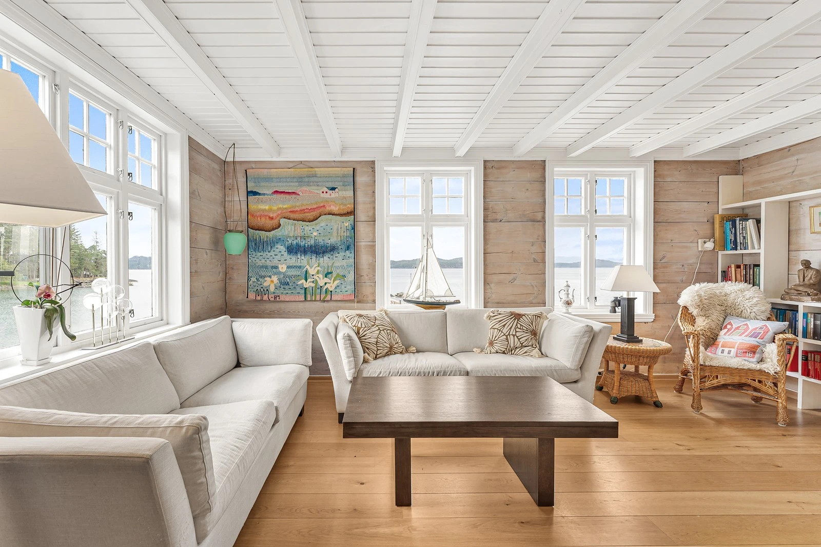 Vindusflatene slipper inn godt med naturlig lysinnslipp samt den flotte utsikten. Påkostet gulv i stuene og flotte tømmervegger. Galleribilde