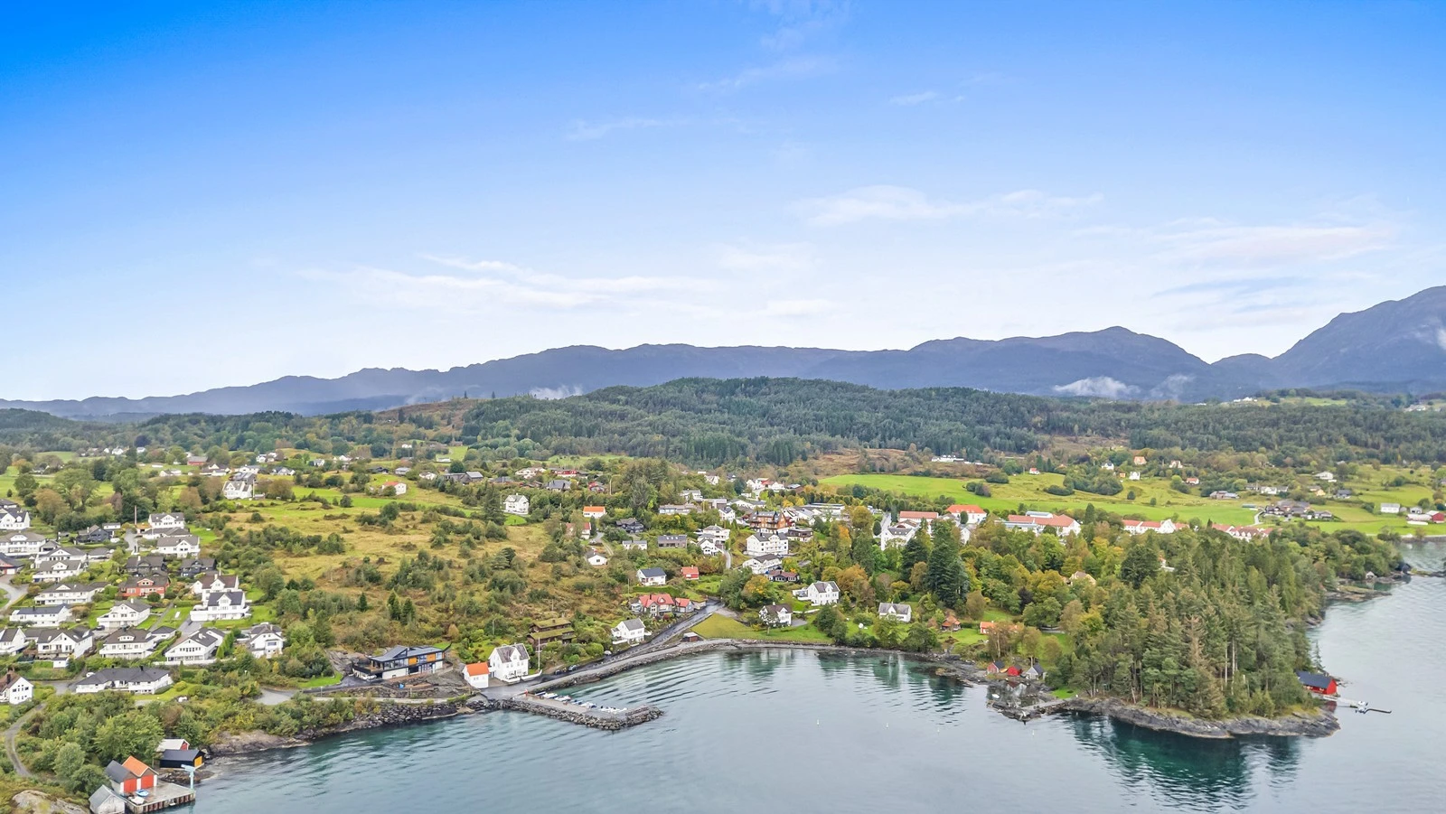 Nærområdet består av eneboliger, leiligheter, HVL, Rommetveit barneskole, turområder, badestrand, m,m. Galleribilde