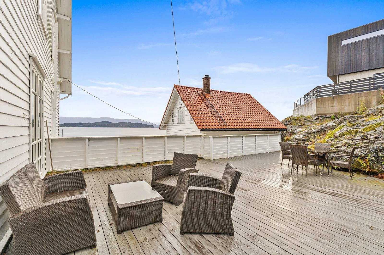 Flott terrasse med utgang fra "sommerstue" Galleribilde