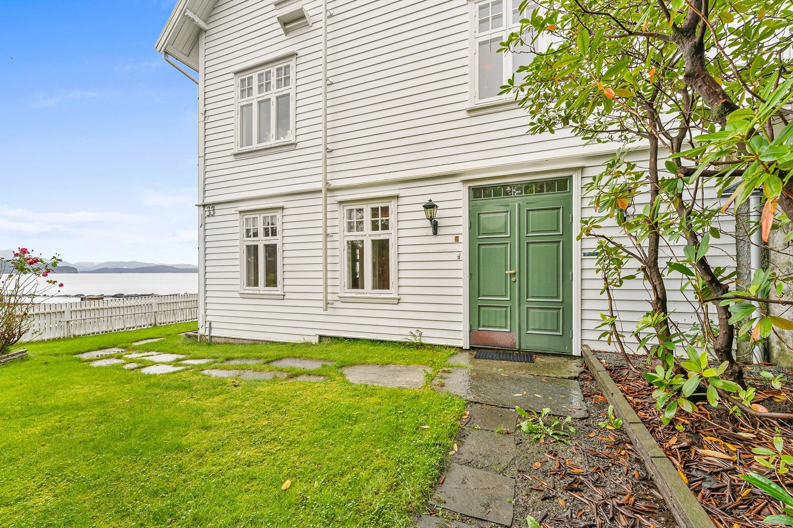 Hovedinngang på boligens side Galleribilde