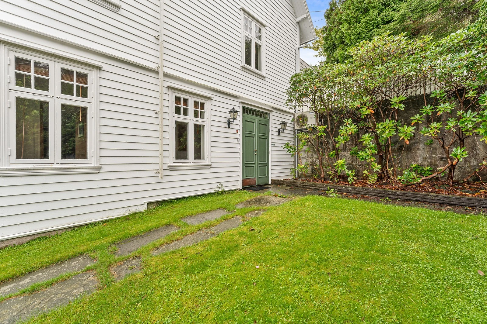 Hovedinngang på side. Flott skifer gangsti. Galleribilde