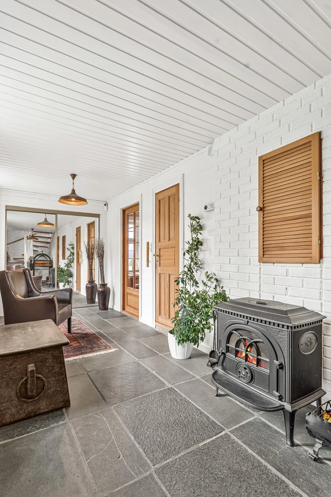 Vedovn i rommet og flotte skifergulv. Galleribilde