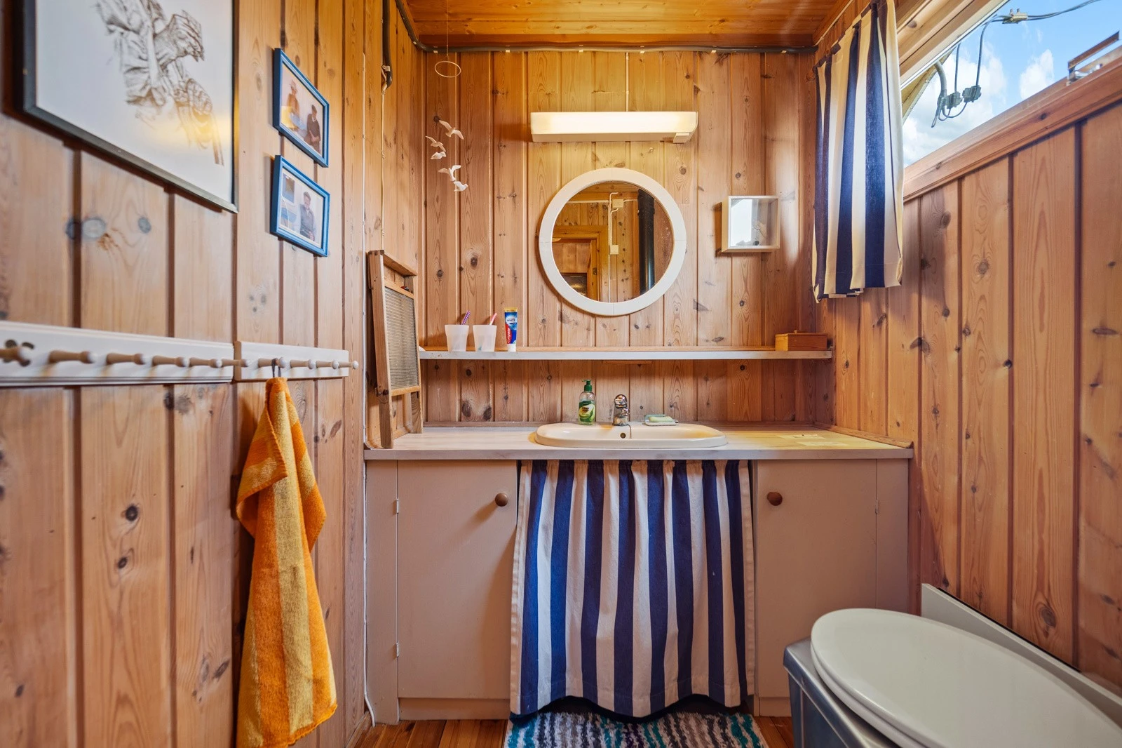 Ved gangen finner man et wc-rom med servantbenk. Galleribilde