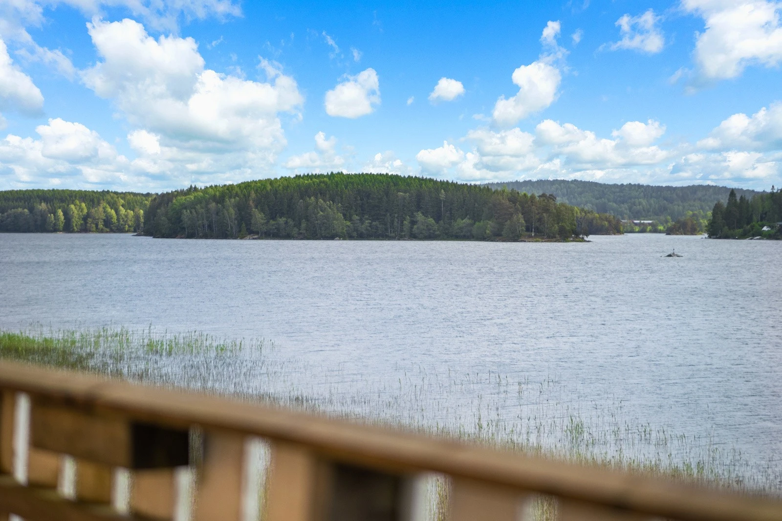 Utsikten setter prikken over i-en på den idylliske tomten. Galleribilde