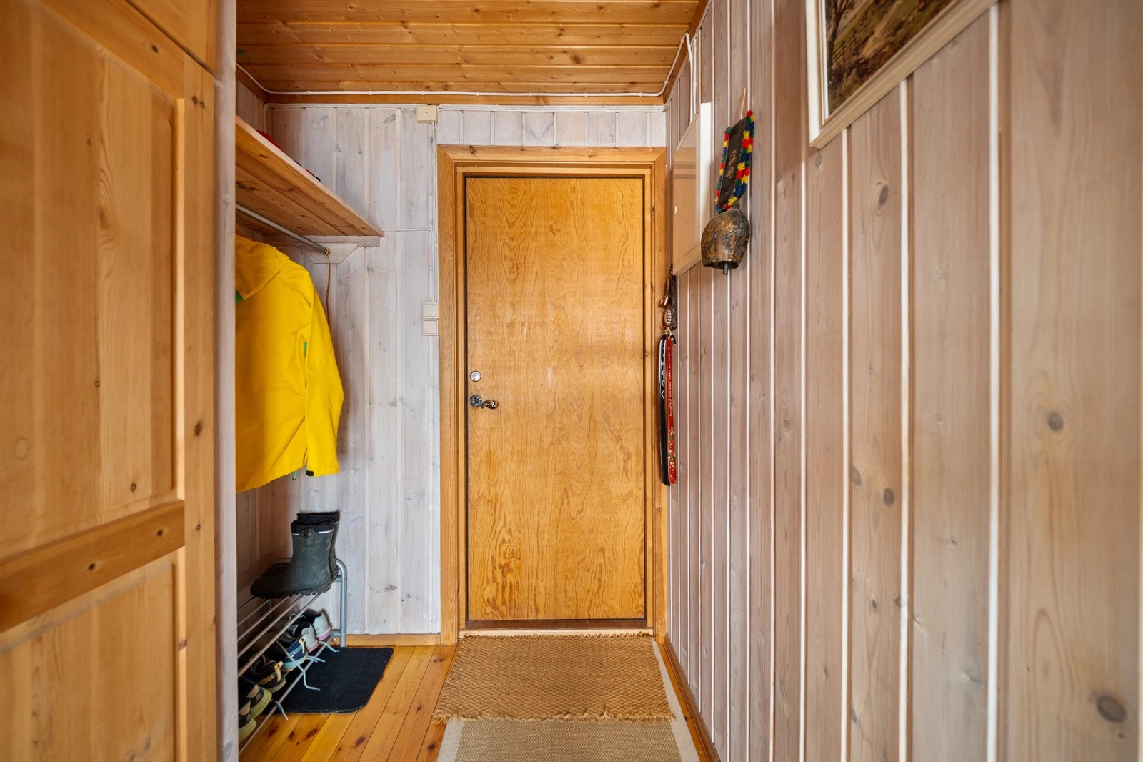 Hytta består av to separate etasjer, og hovedetasjen har en gang med garderobenisje. Galleribilde