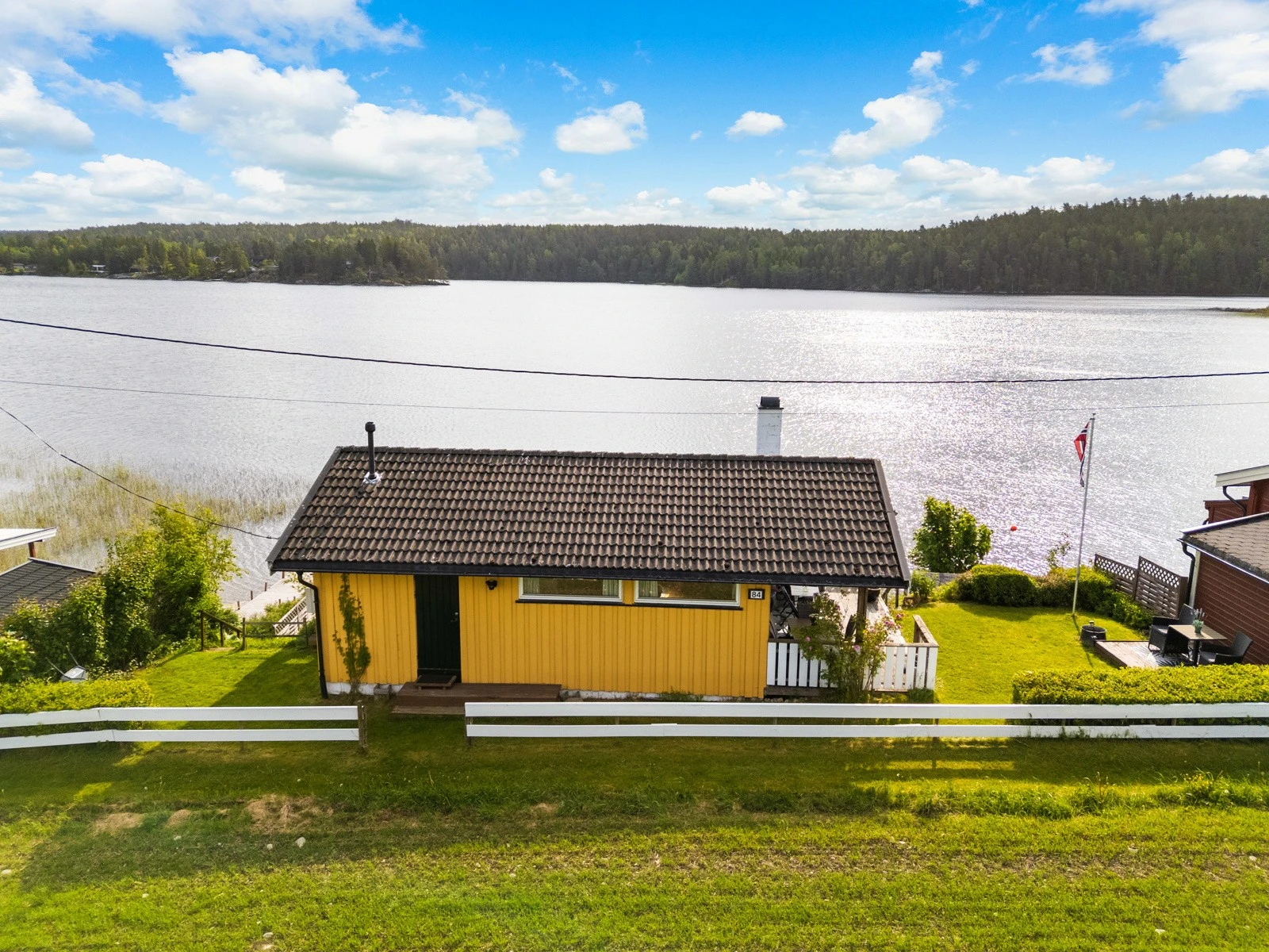 Plasseringen gir fri og helt nydelig utsikt over innsjøen. Galleribilde