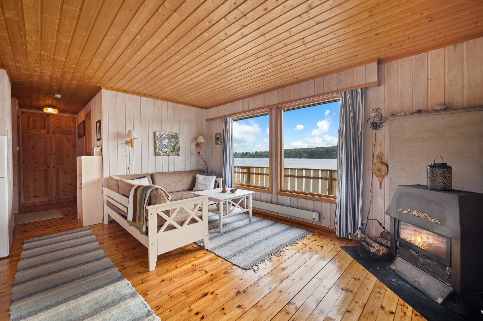 Stuen innbyr til hygge fra tidlig morgen til sent på kveld. Galleribilde