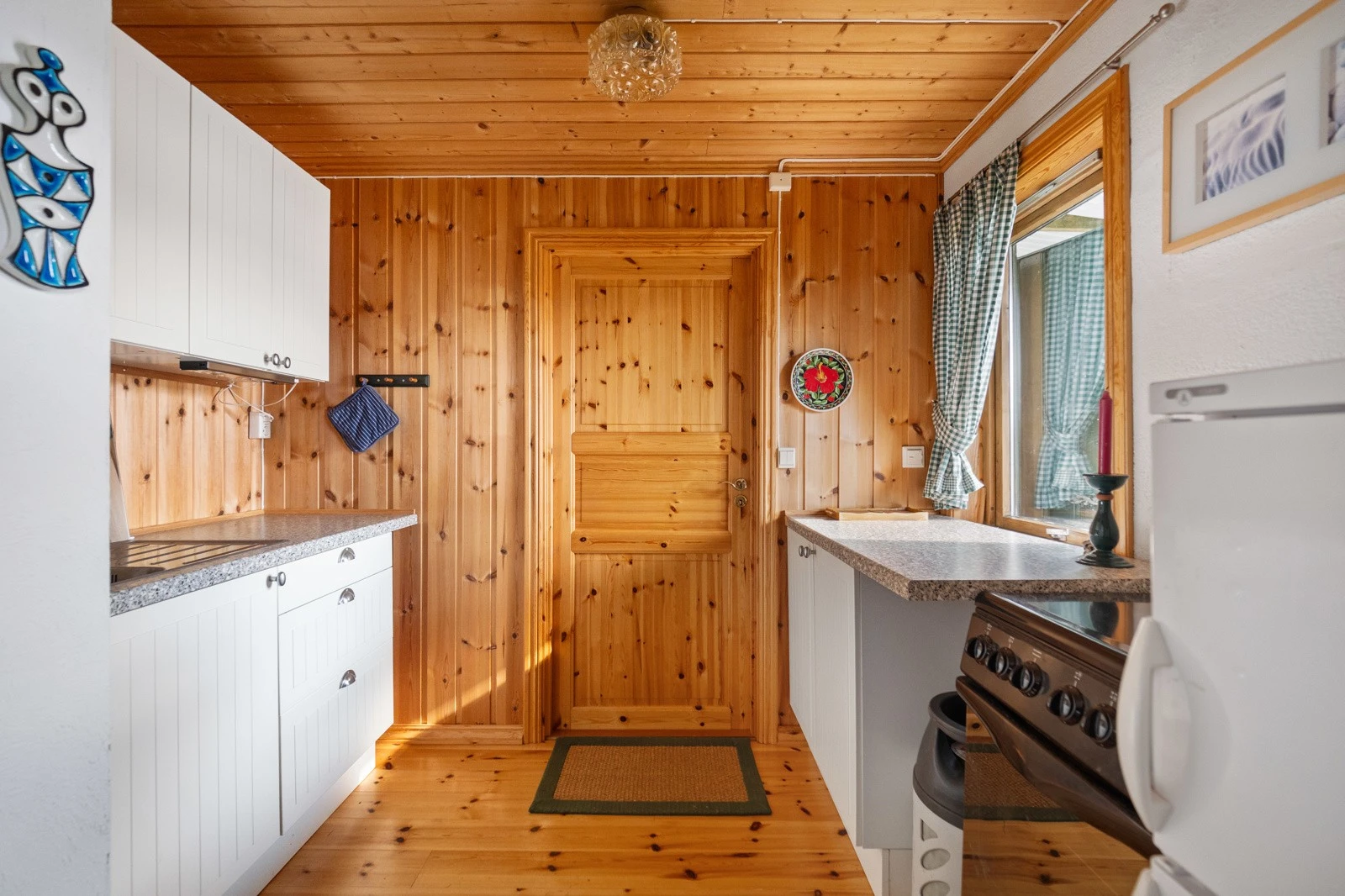 Kjelleren har egen inngang, bestående av gang, bod og et innredet rom med kjøkken. Kjeller er ikke byggemeldt Galleribilde