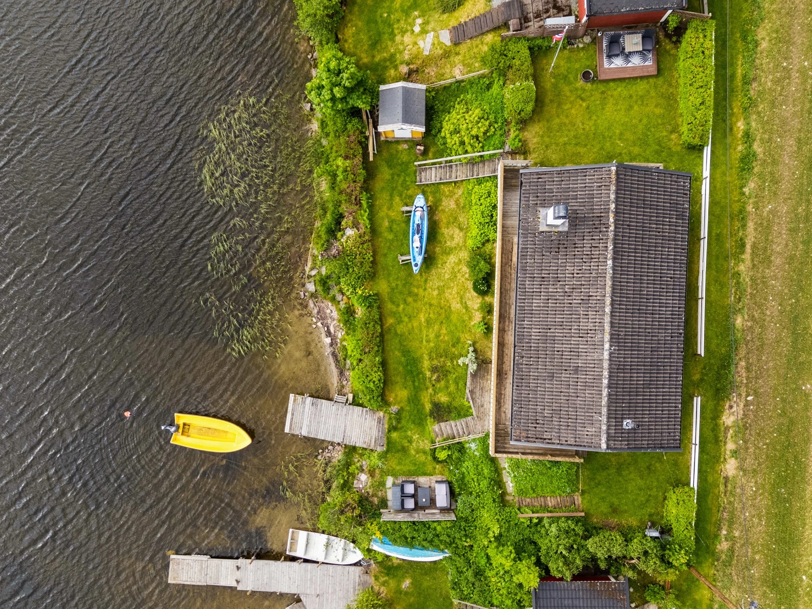Mot Lysern har hytta strandlinje og egen brygge. Galleribilde
