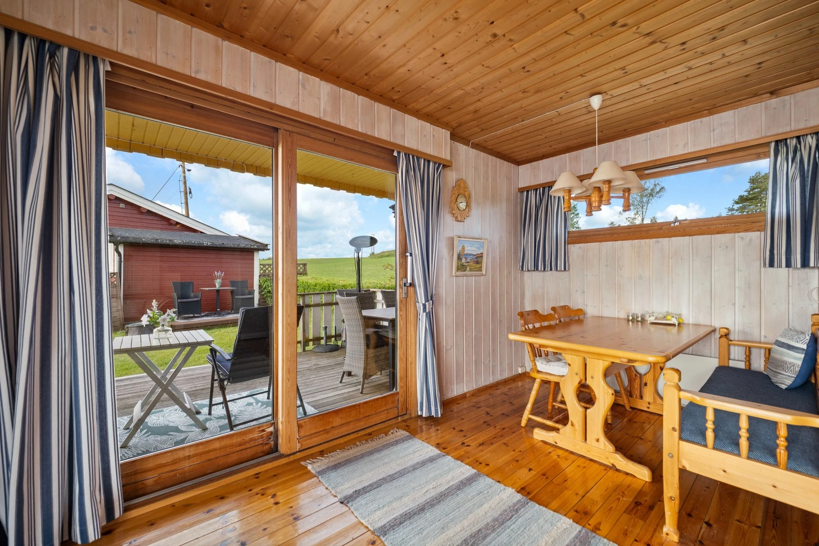 Utformingen gjør stuen enkel å møblere med flere sittegruppe Galleribilde