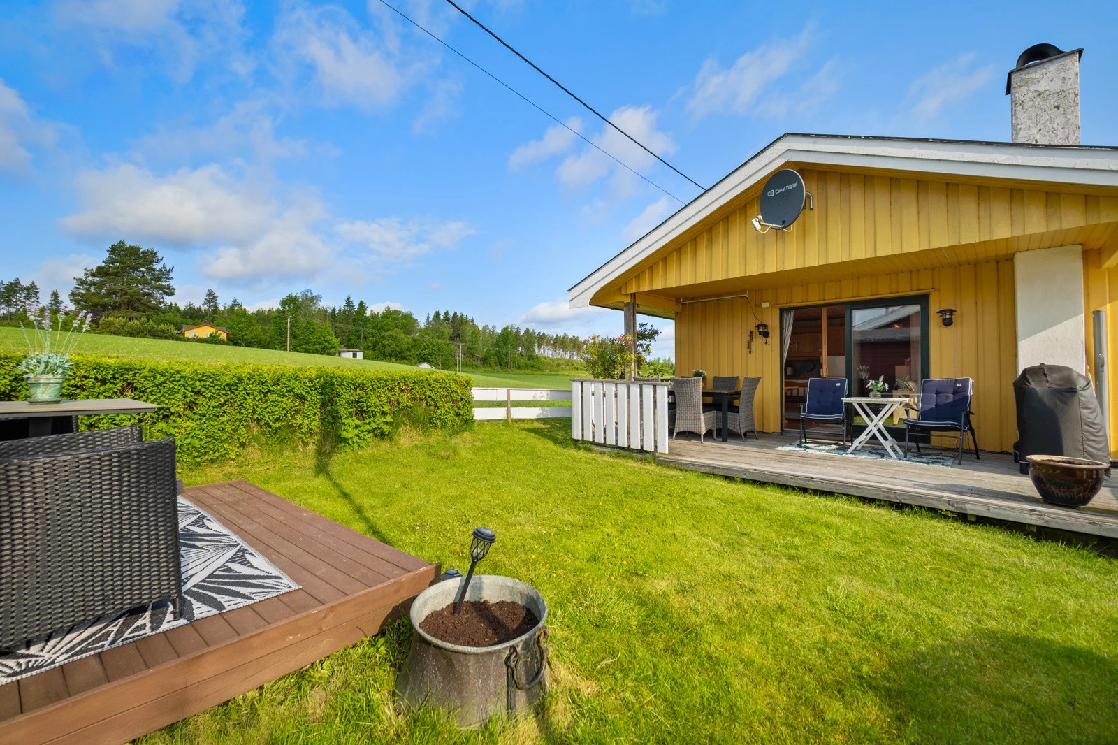 Mot nordøst har tomten en markterrasse på ca. 5 kvm. Galleribilde