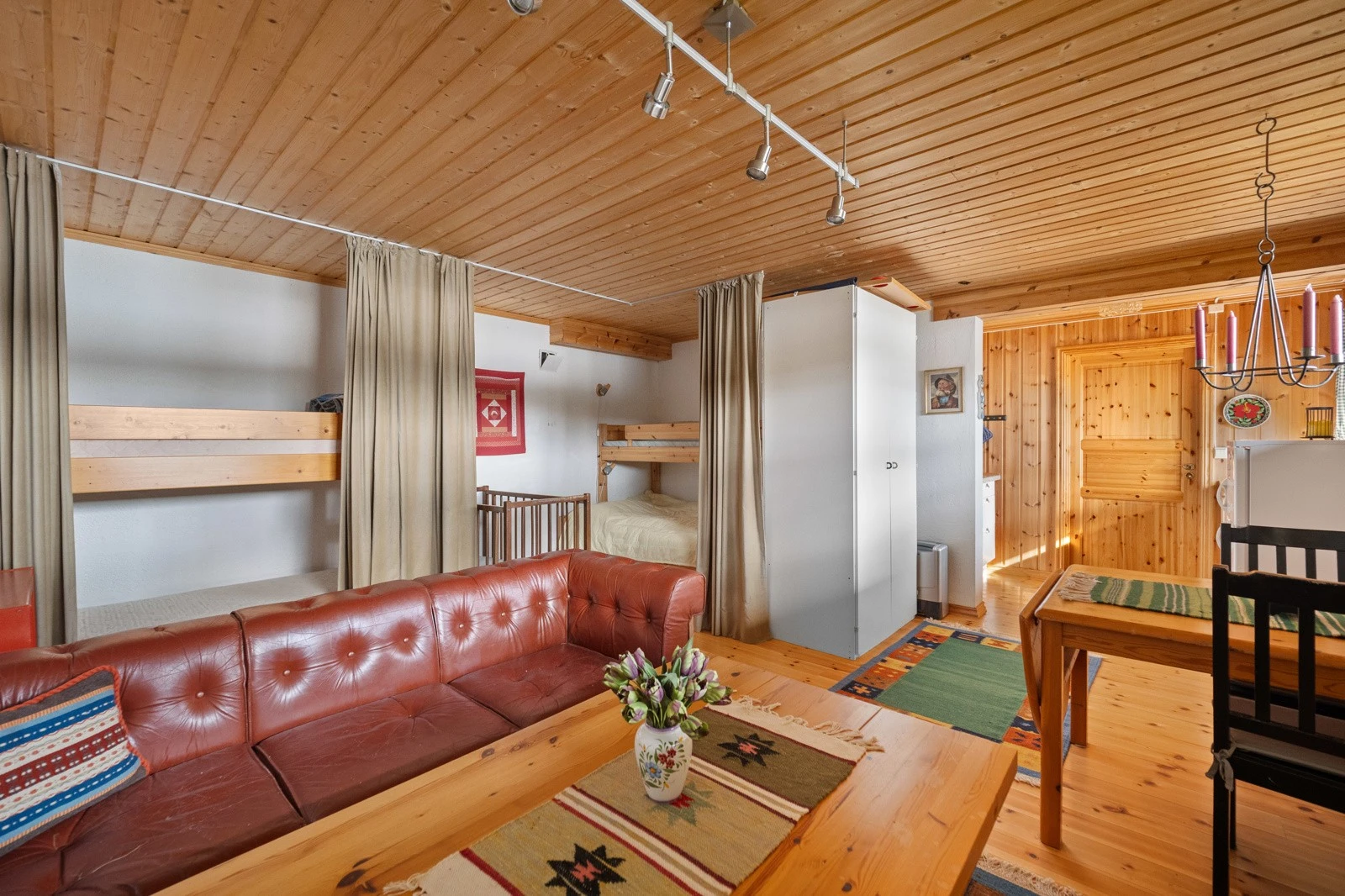 Kjellerrommet benyttes i dag som stue, soverom og kjøkken. Galleribilde