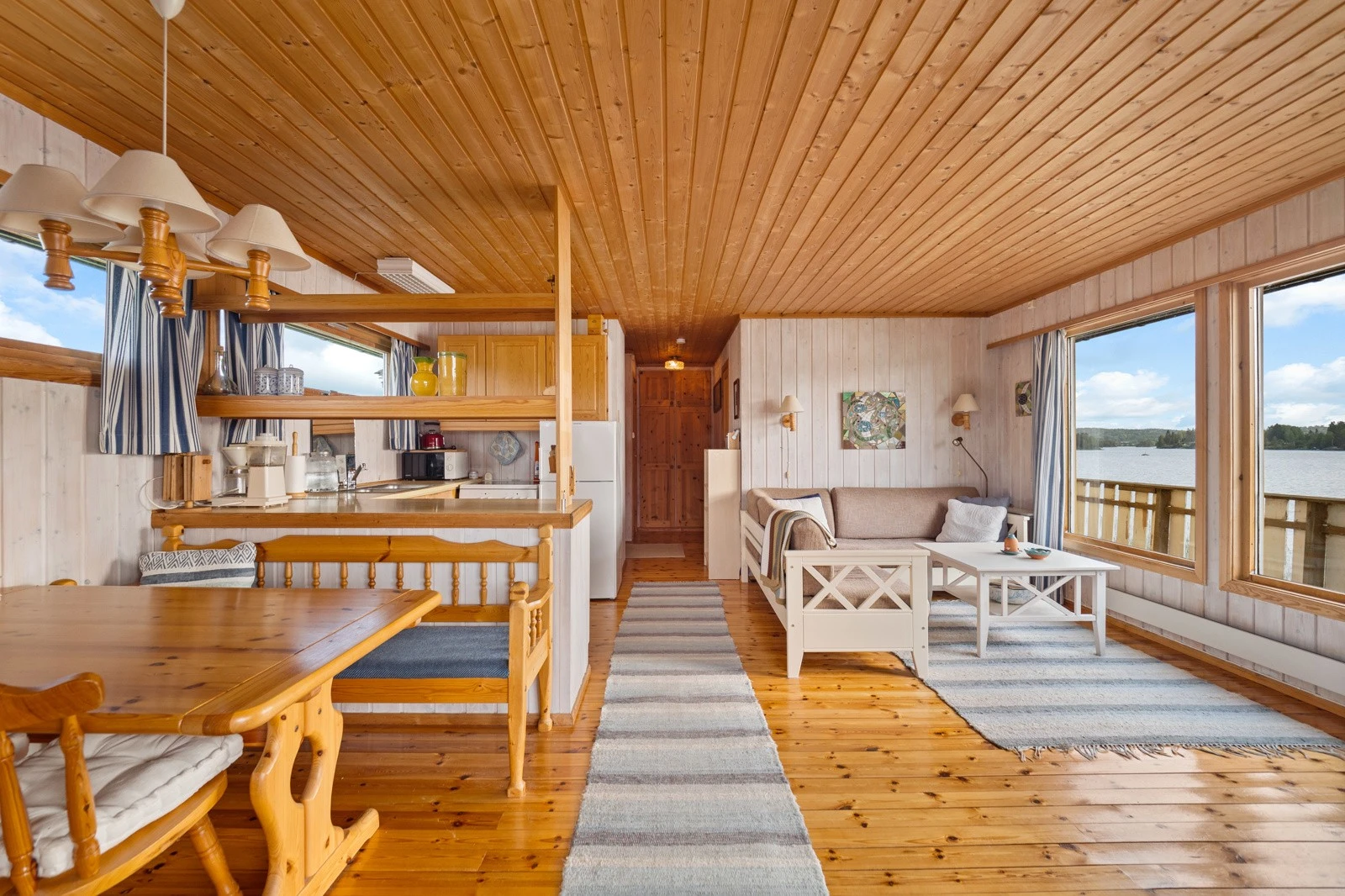 I 1. etasje danner stuen og kjøkkenet et hyggelig allrom, der vinduer i tre retninger slipper inn godt med naturlig lys. Galleribilde