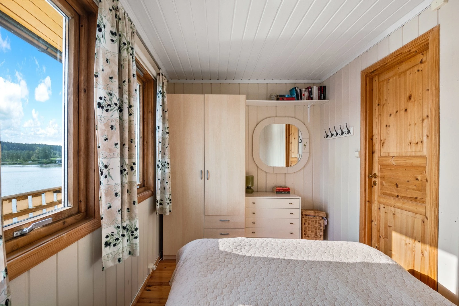 På soverommet står det et garderobeskap med skuffer og lyse fronter. Galleribilde