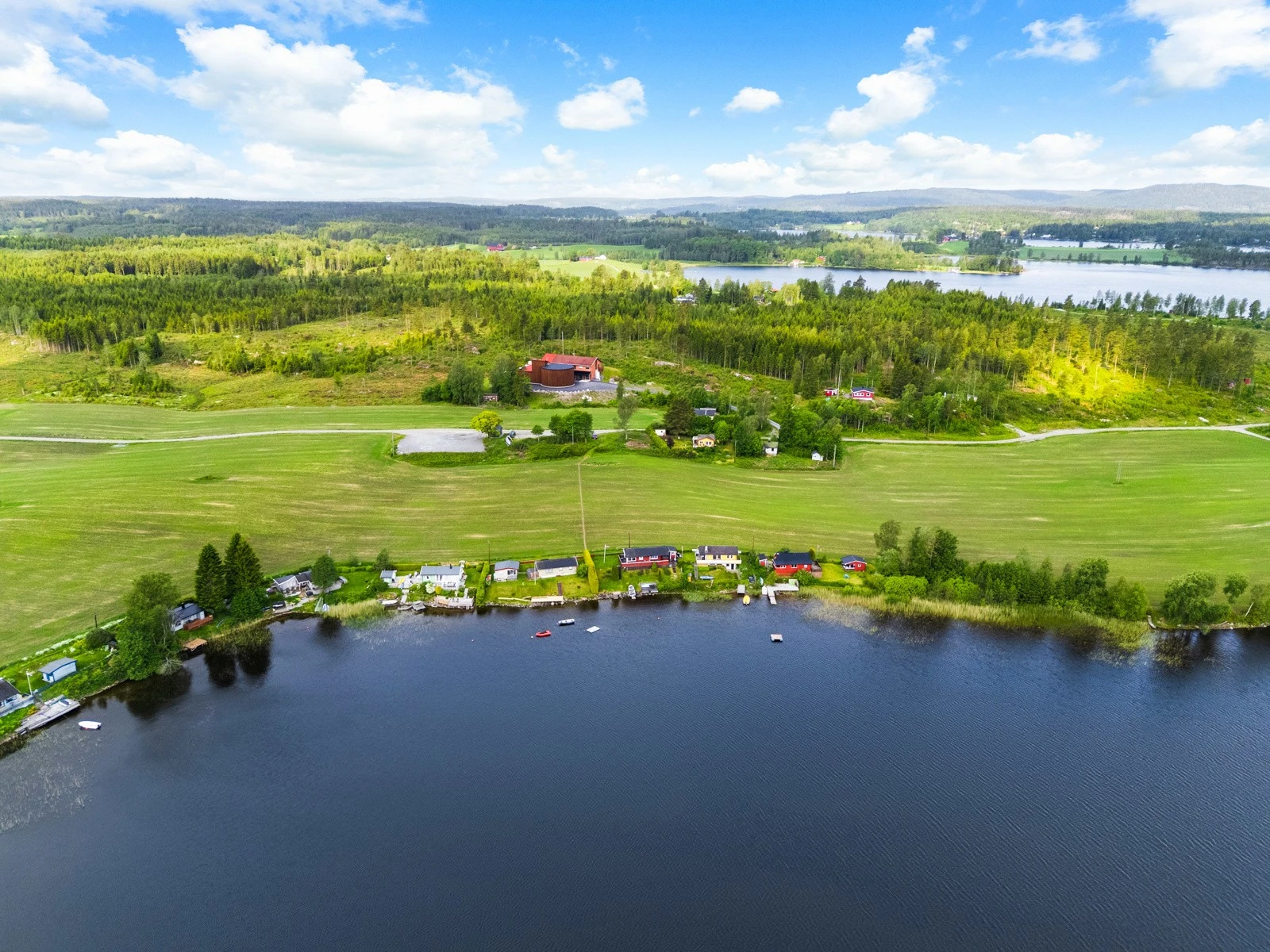 Oslo ligger kun 50 min unna med bil, så hytta passer utmerket for helgeturer fra hovedstaden. Galleribilde
