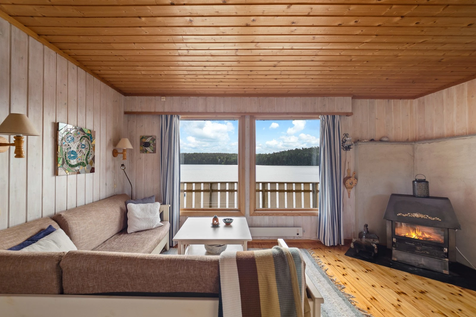 Her kan man sette seg godt til rette i sofakroken og skue utover det naturskjønne landskapet. Galleribilde