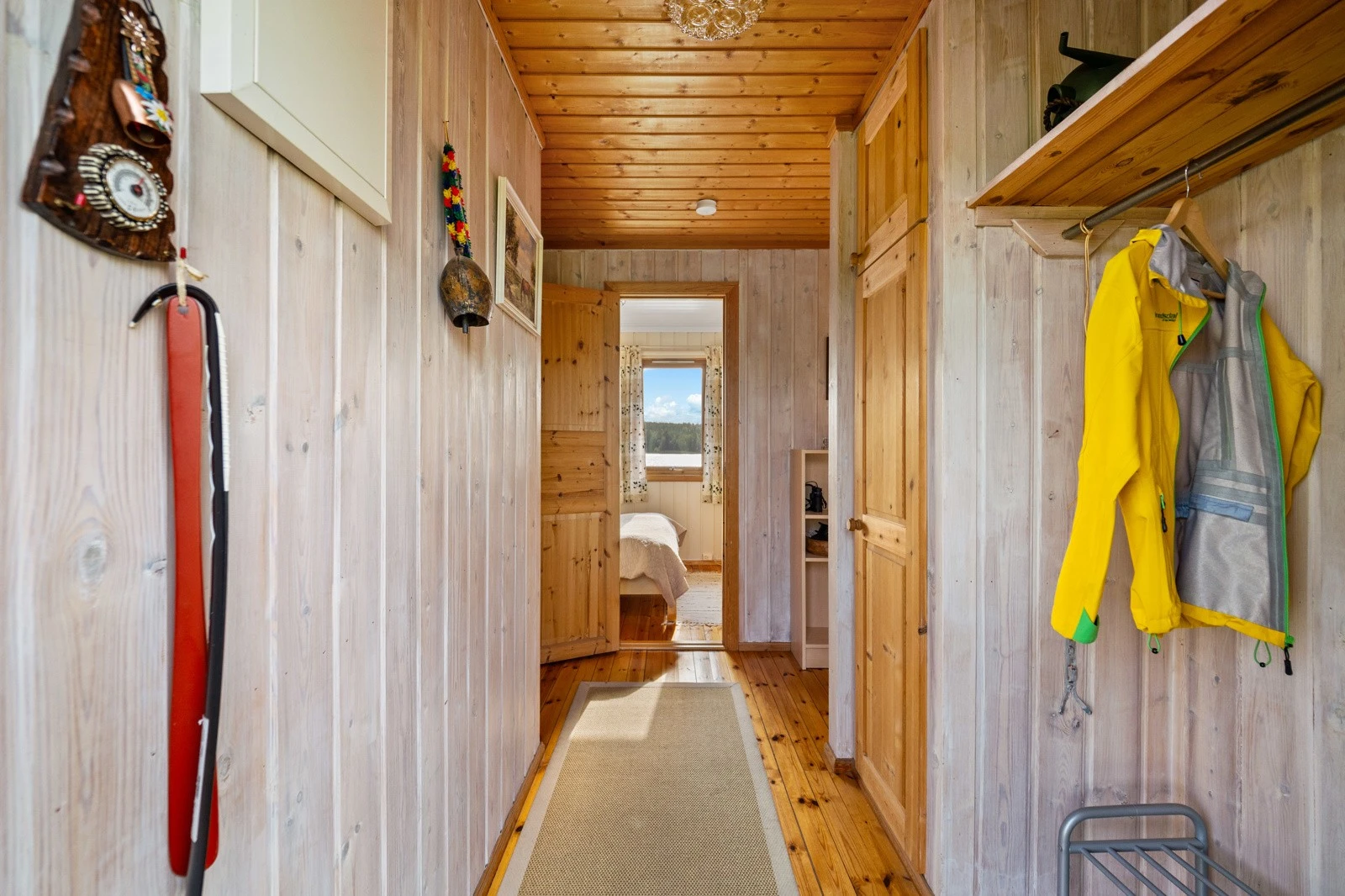 Yttertøyet ryddes også bort i et innebygd skap i gangen. Galleribilde