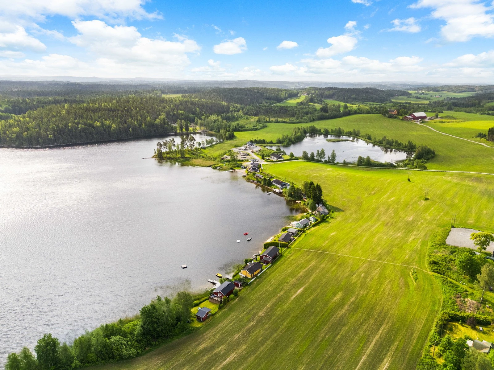 Strøm er innlagt, og hytta har mulighet for vann og avløp. Galleribilde