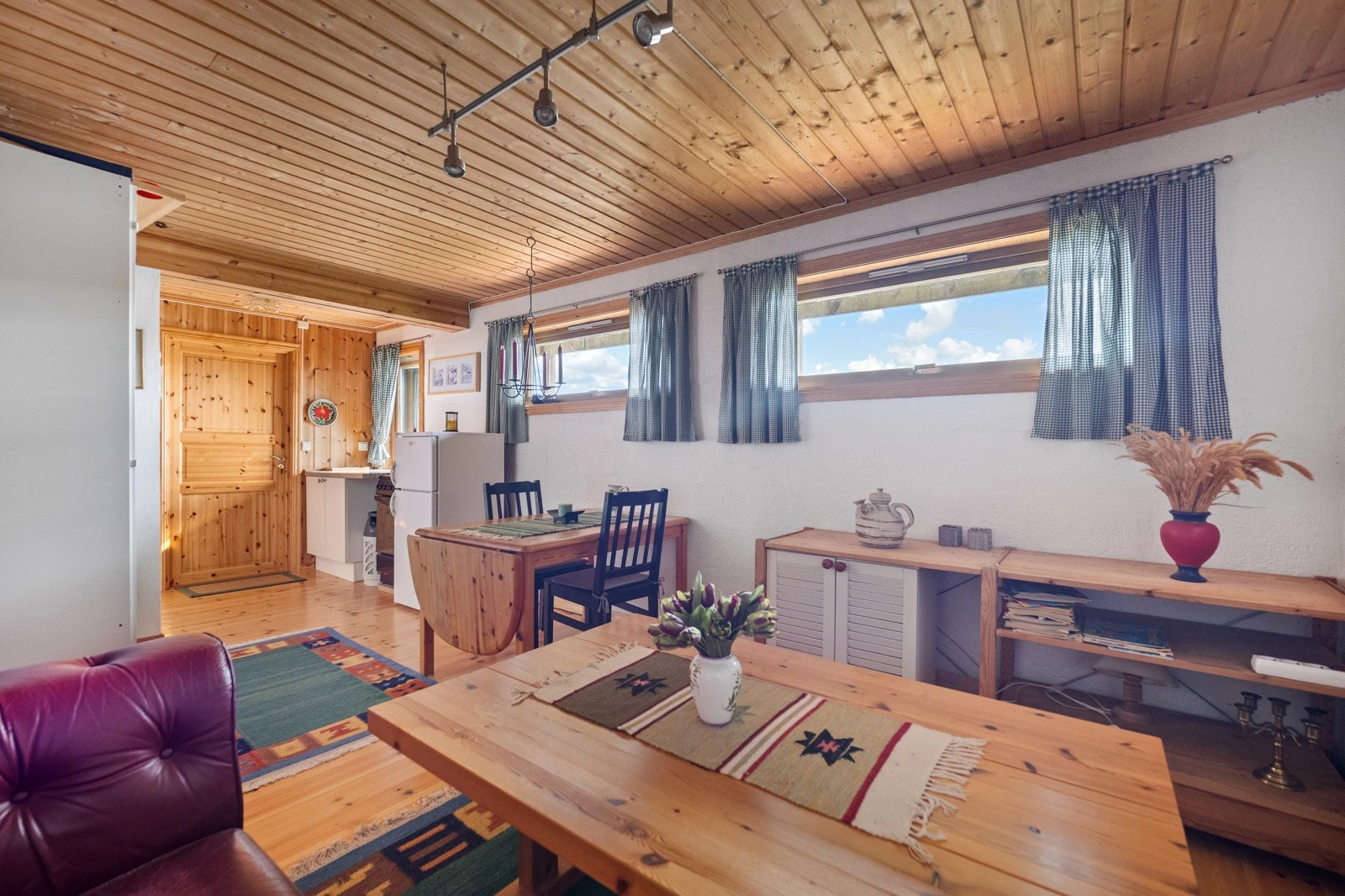 Om ønskelig er det rom for flere sittegrupper i kjelleren Galleribilde