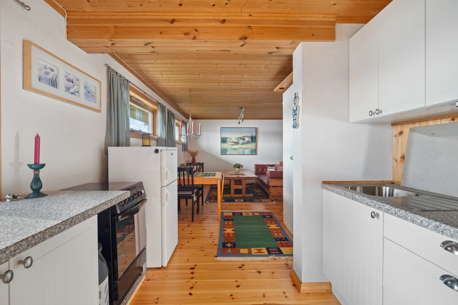 Kjøkkeninnredningen er enkel, utstyrt med kjøleskap og gasskomfyr. Det forligger ikke tegninger av kjeller Galleribilde