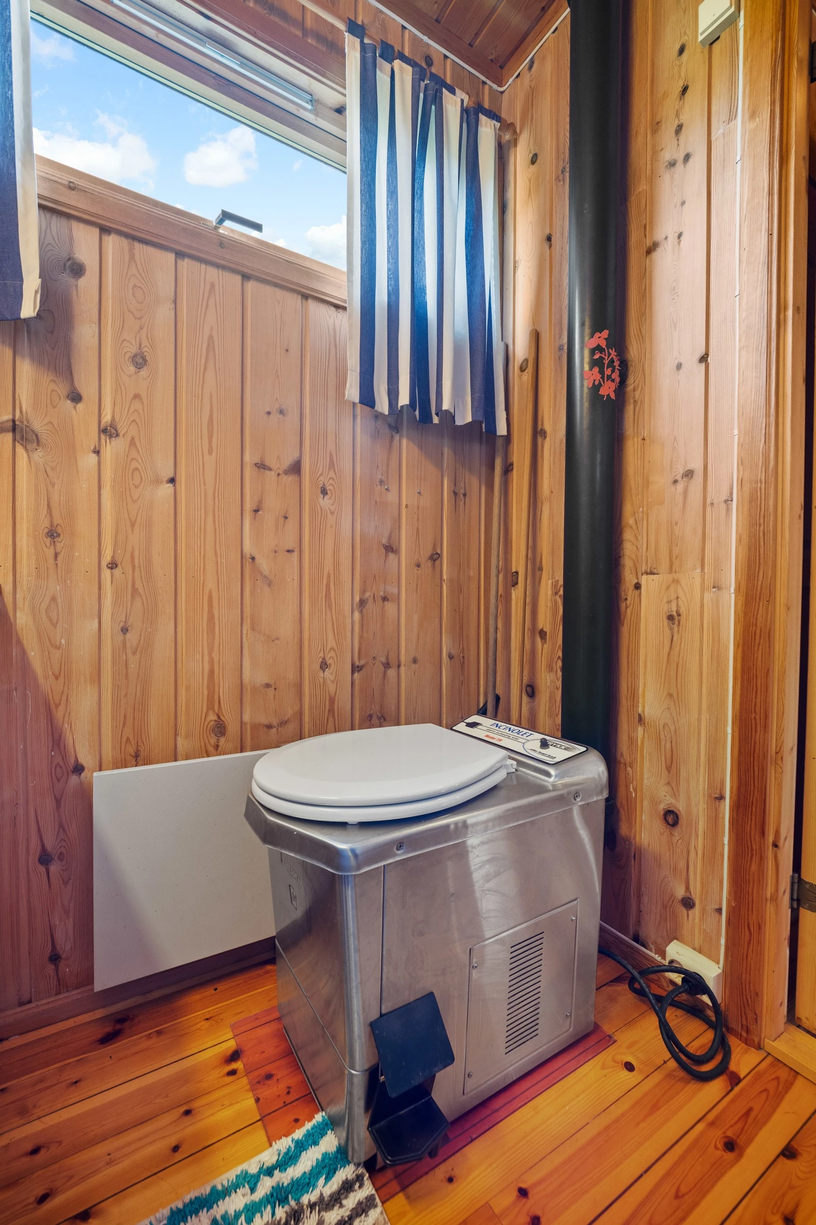 I 2020 ble wc-rommet oppgradert med nytt forbrenningstoalett. Galleribilde