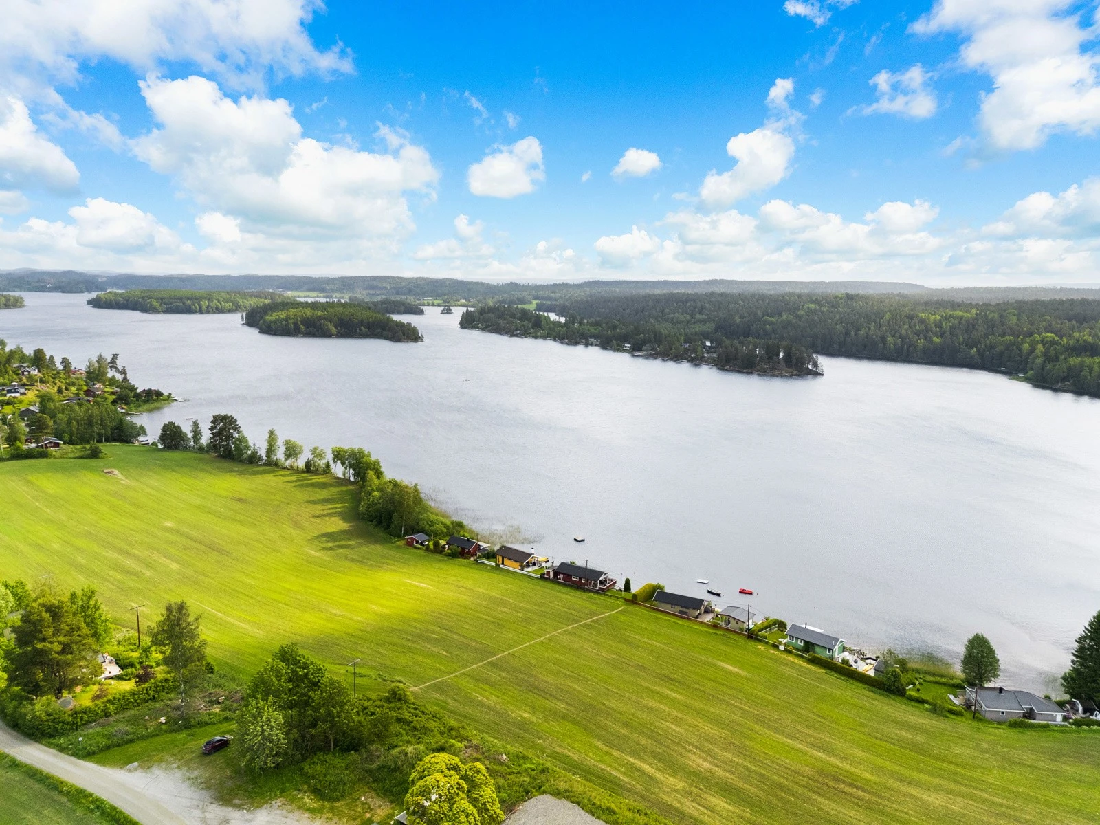 Beliggenheten er rolig og landlig; scenen er satt for feriemodus og påfyll av energi. Galleribilde