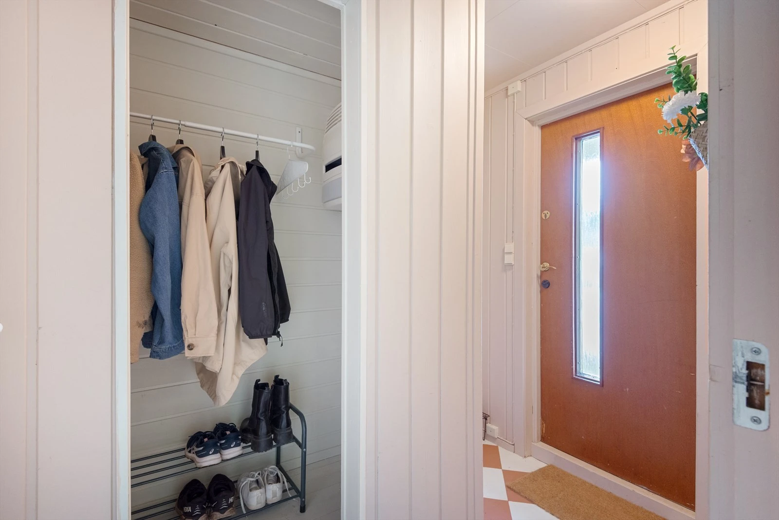 Entrè 2 med inngang fra baksiden mot garasje - Kjølerom er benyttet til garderobe i dag Galleribilde