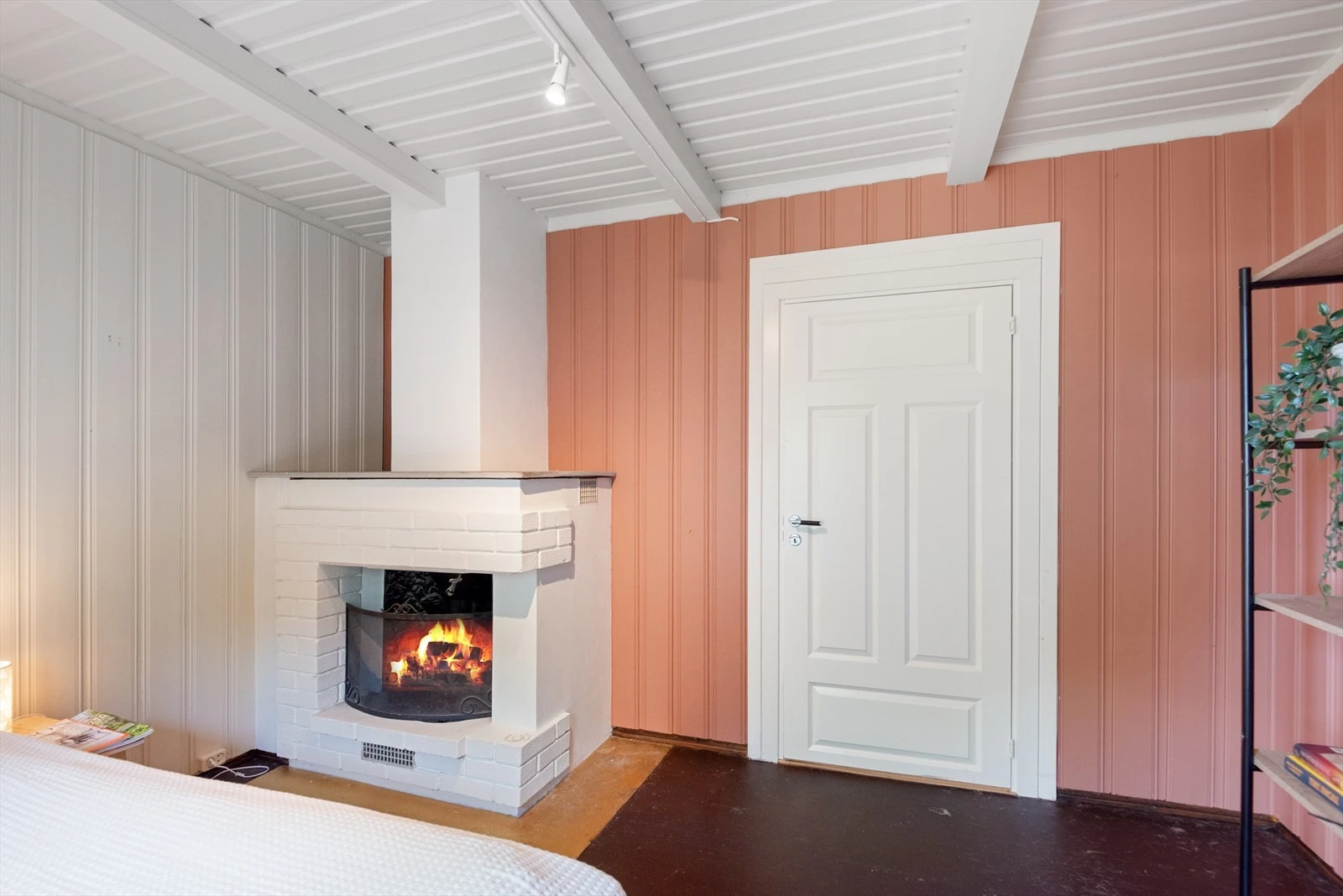 Soverom med peis i hovedetasje Galleribilde