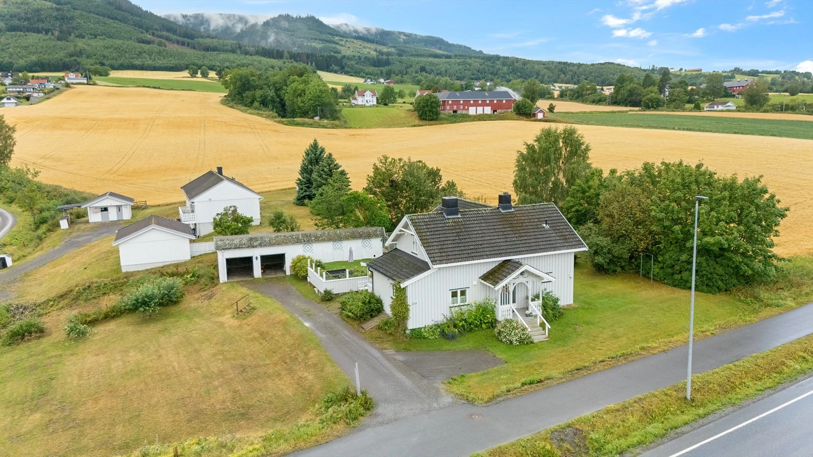 Romslig selveiet tomt ca 1,8 mål - Umiddelbar nærhet til Totenåsen og Mjøsa, jakt, fiske, bading, tur og skiområder Galleribilde