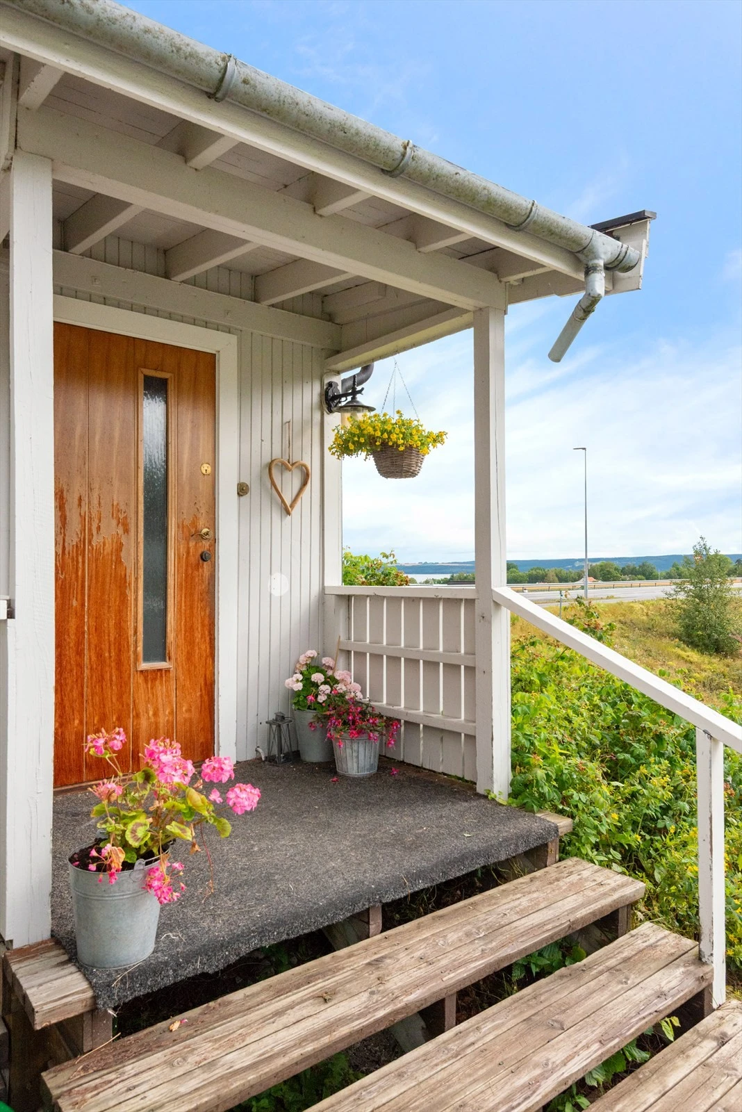 Entrè 2 med inngang fra baksiden mot garasje Galleribilde