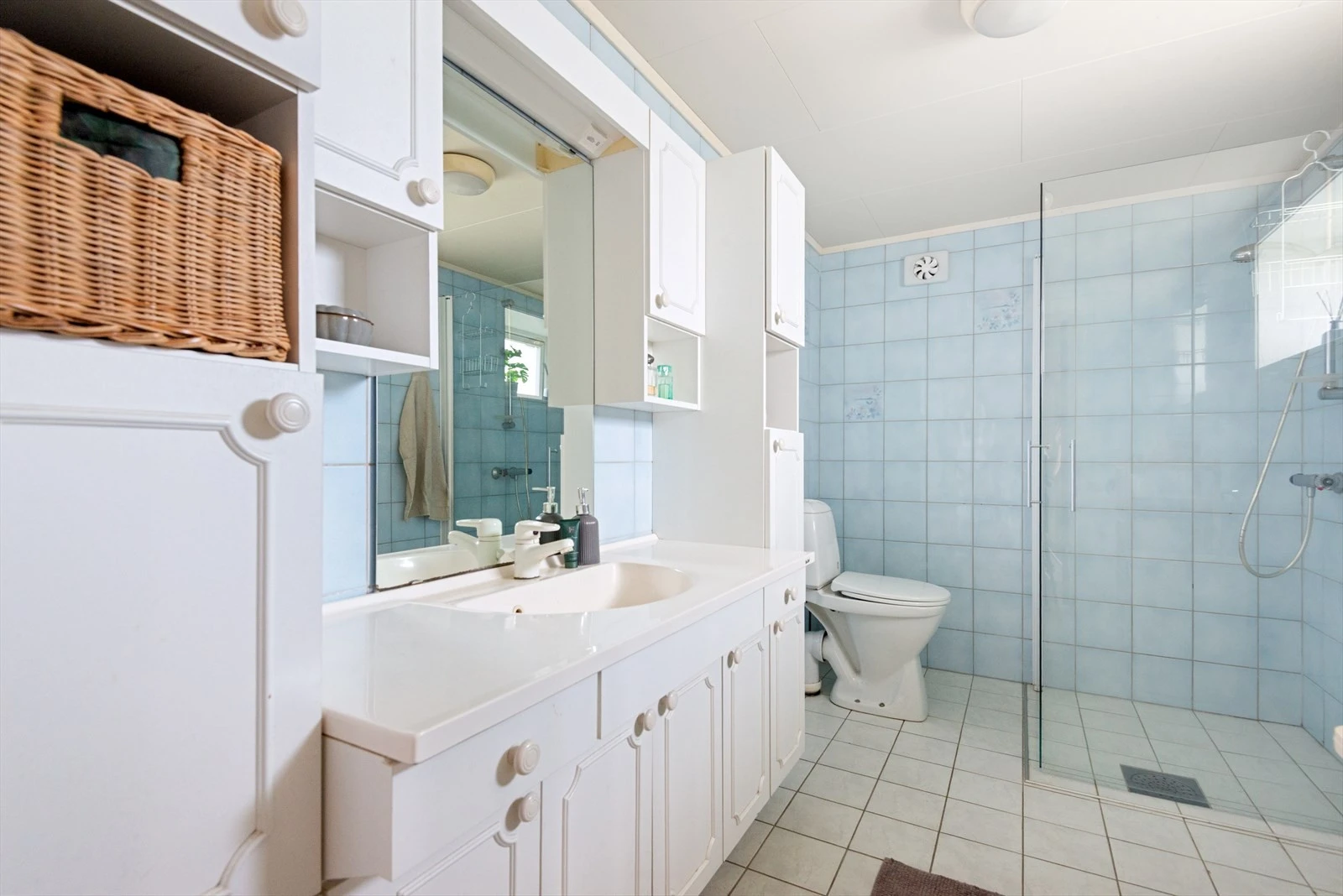 Bad/ wc med romslig innredning - Vifte med avtrekk på vegg Galleribilde