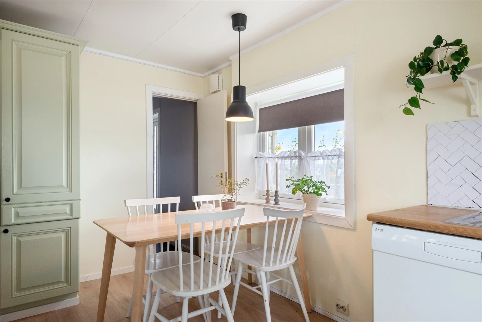 Kjøkken med spiseplass - Koselige vinduer Galleribilde