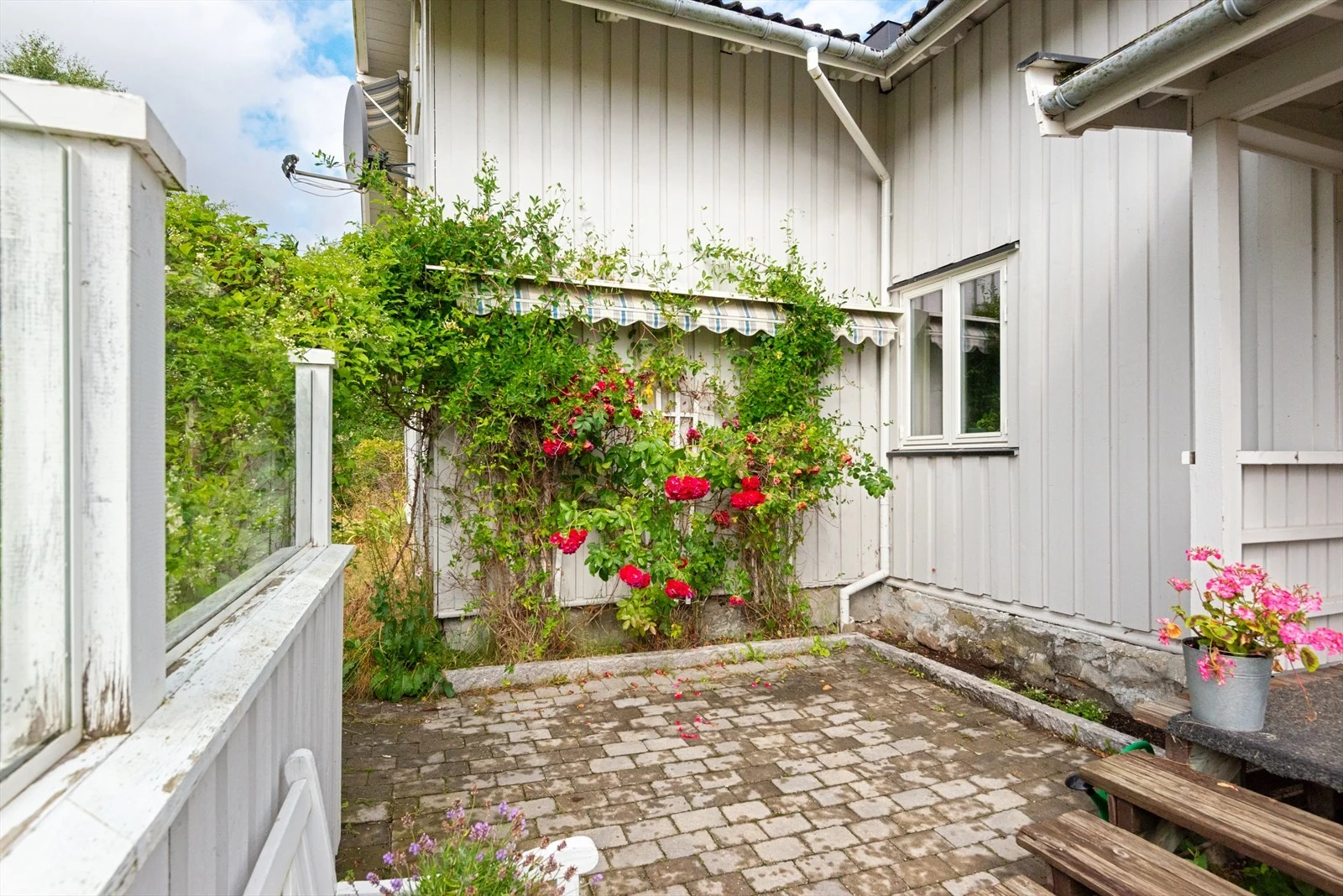 Entrè 2 med inngang fra baksiden mot garasje og terrassen Galleribilde