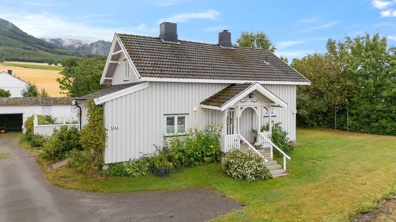 Fasade med gårdsplass - Inngang på begge sider av huset Galleribilde