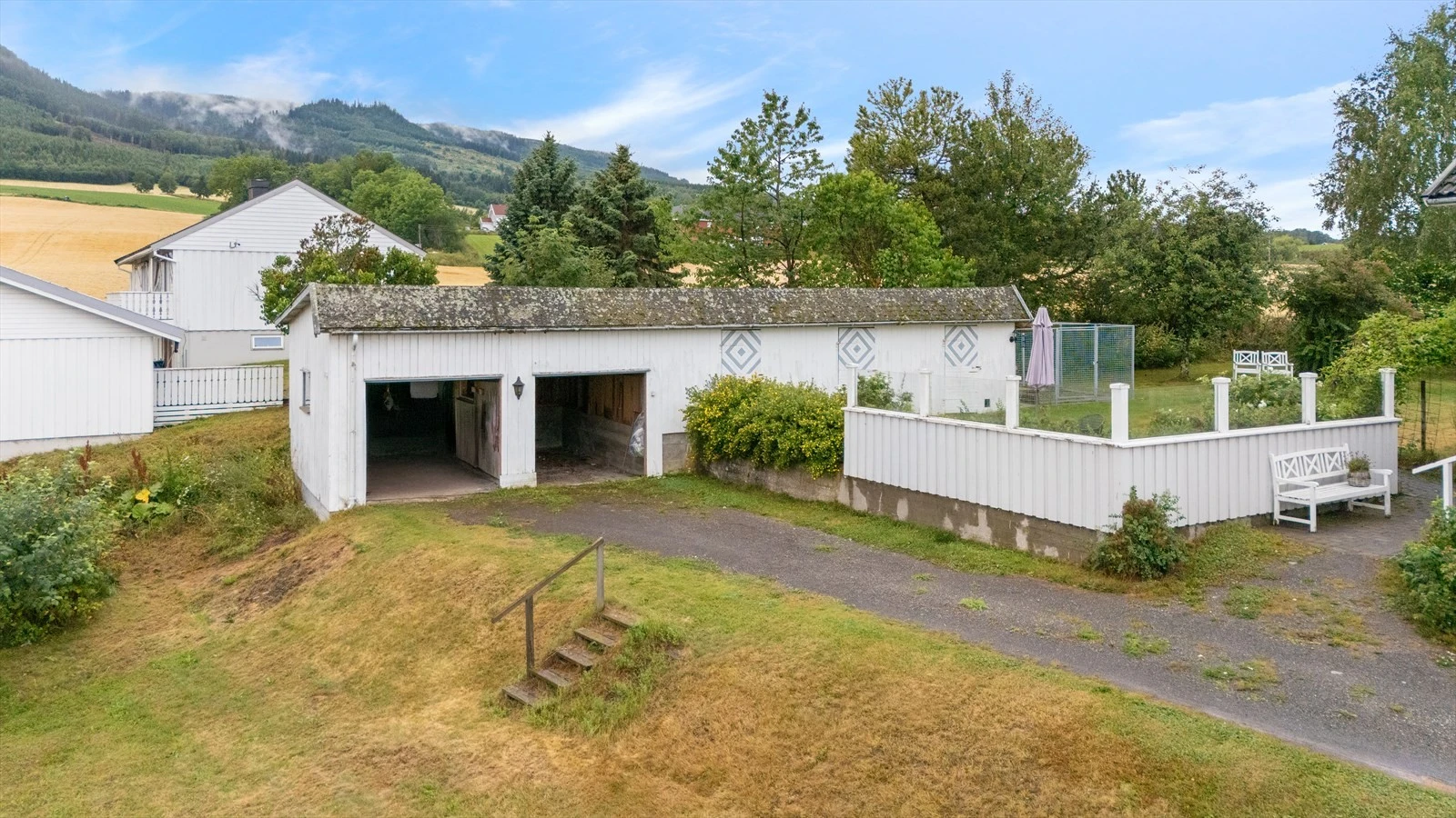 Garasje med plass til 2 biler og masse oppbevaringsplass - Totenåsen i bakgrunn med sommer- og vinteraktiviteter Galleribilde