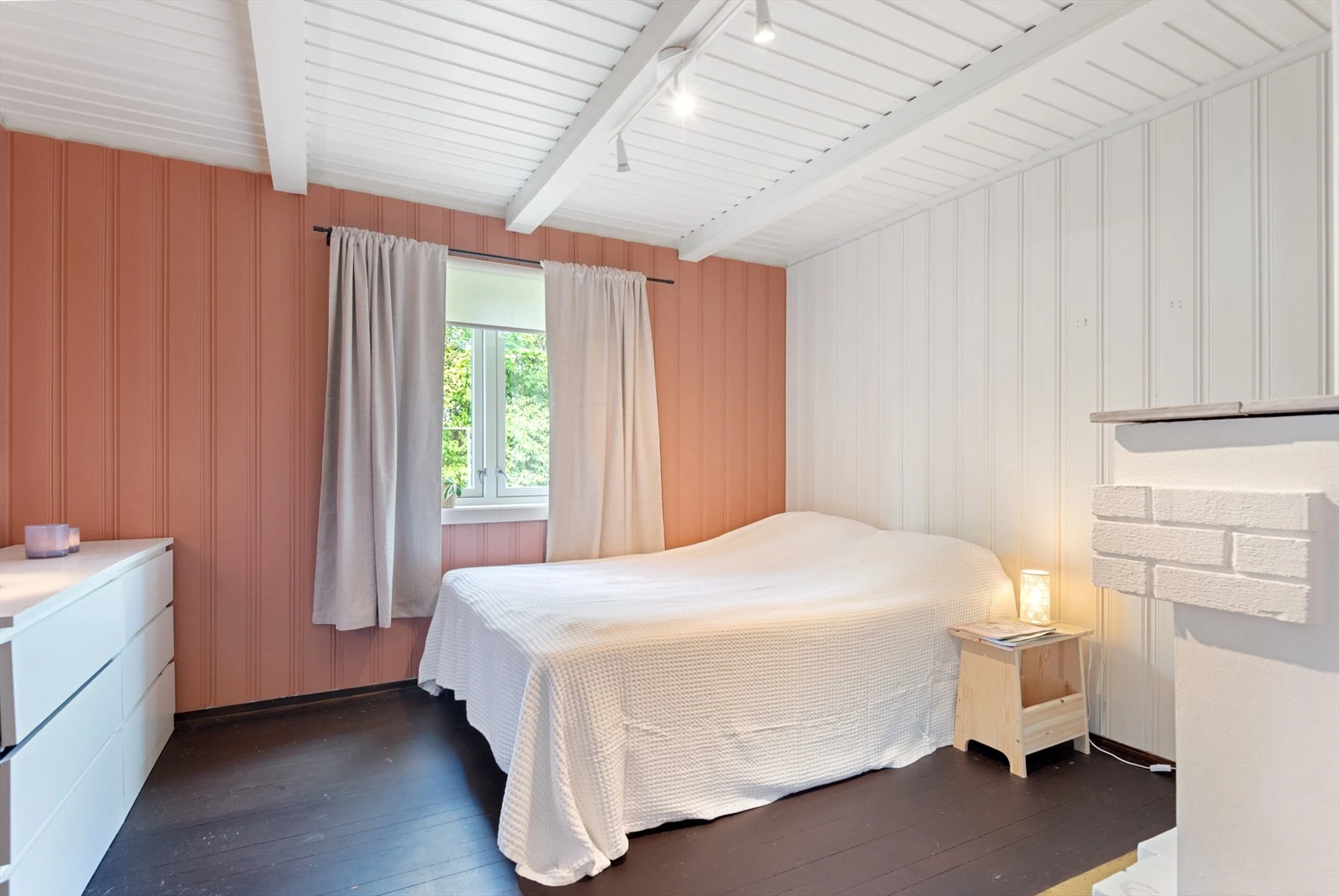 Soverom med peis i hovedetasje Galleribilde