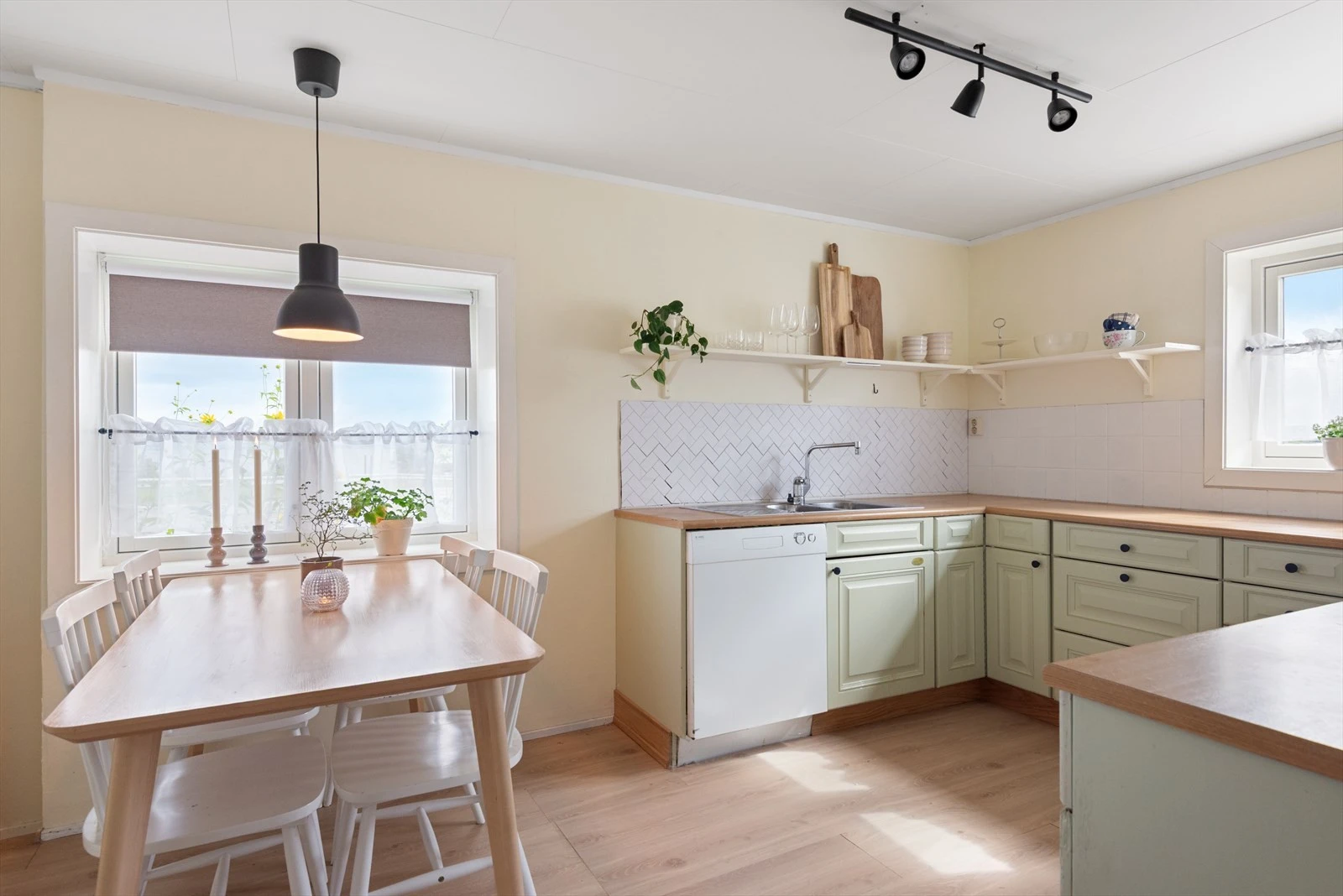 Kjøkken med fin plass til spisebord Galleribilde