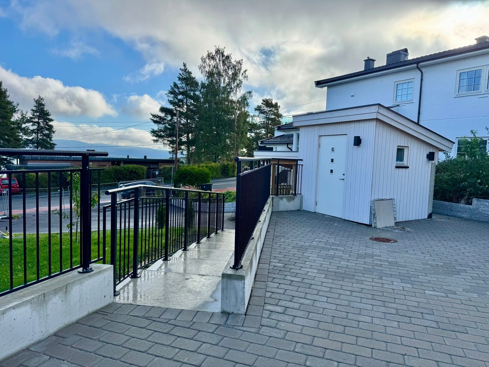 Pent opparbeidede steinsatte utearealer | støpte trapper med varmekabler | flotte forstøtningsmurer | overbygget opplegg for renovasjonsdunker | utvendig sportsbod Galleribilde