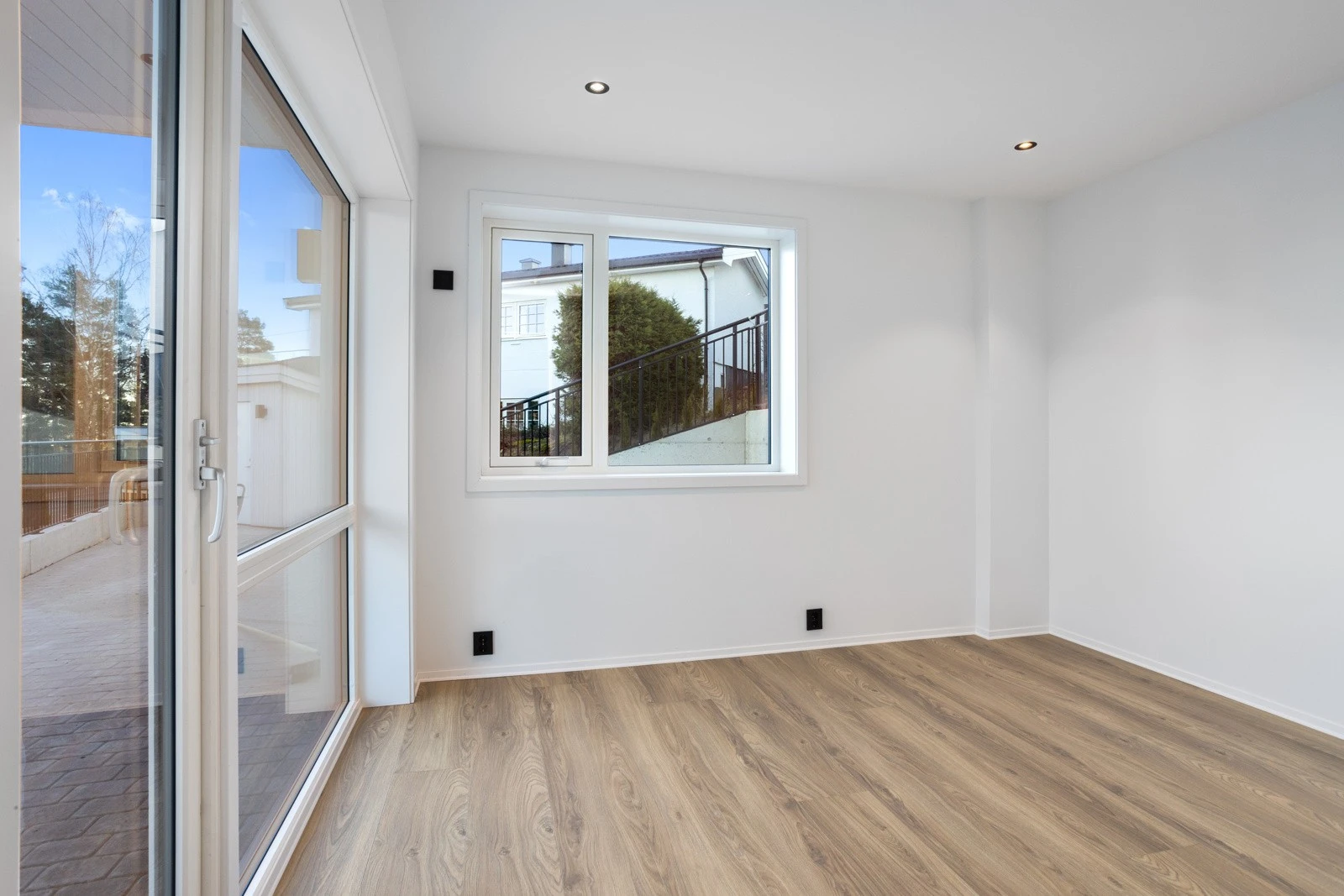 Soverom med utgang til steinsatt uteareal Galleribilde