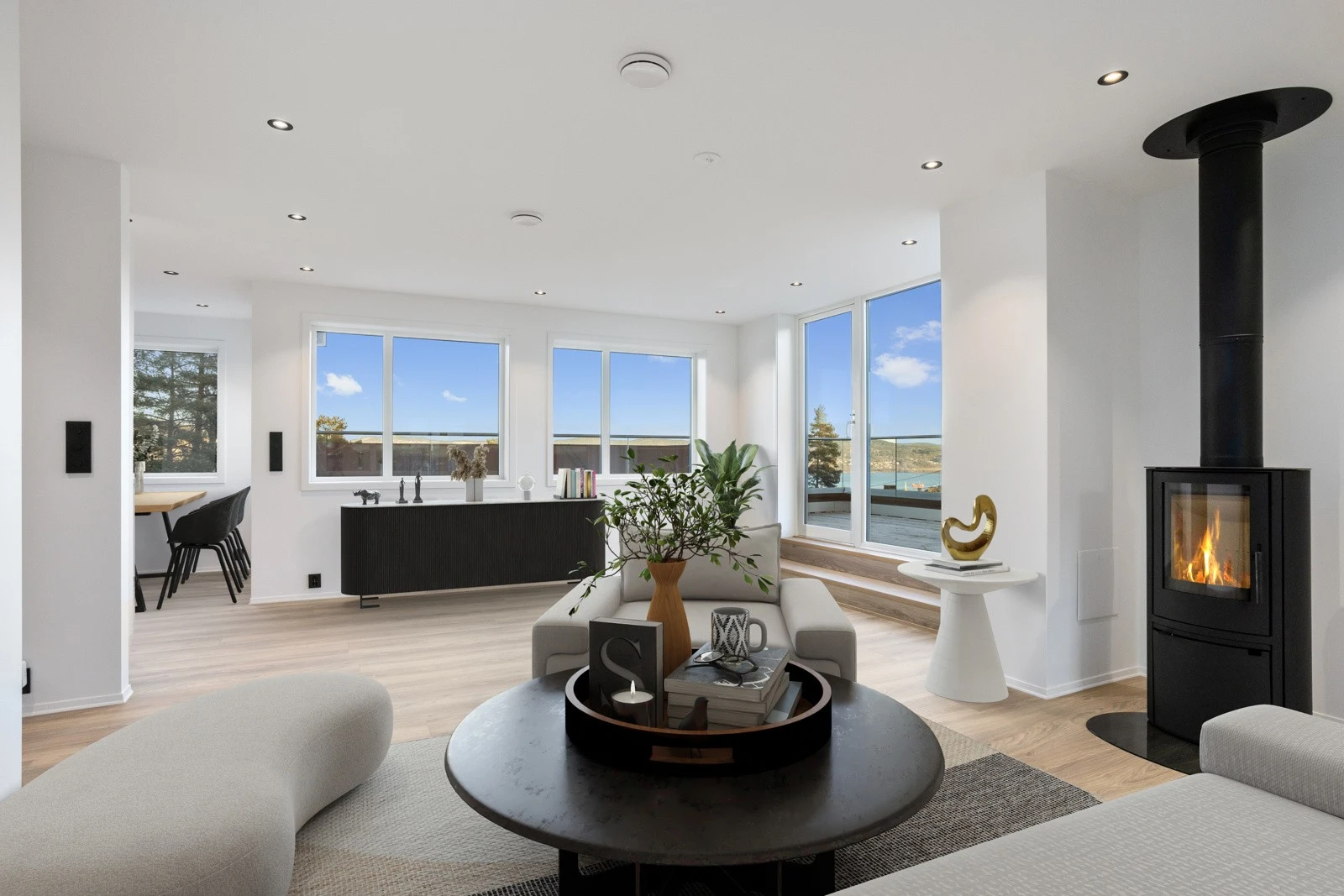 Smakfulle innredninger | takterrasse | store panoramavinduer | peisovn i stuene | 3 airconditions / varmepumper Galleribilde