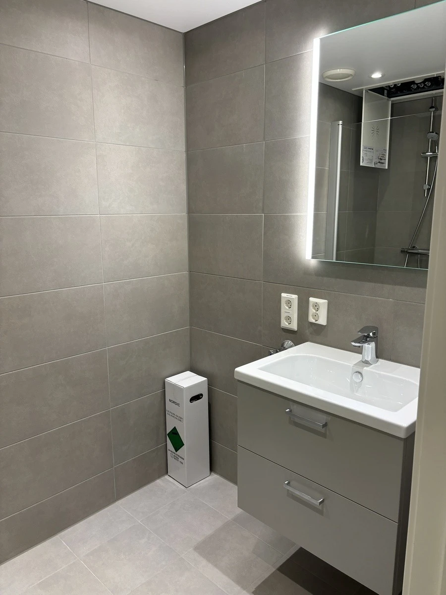 Pent flislagt bad med innfellbare dusjdører Galleribilde