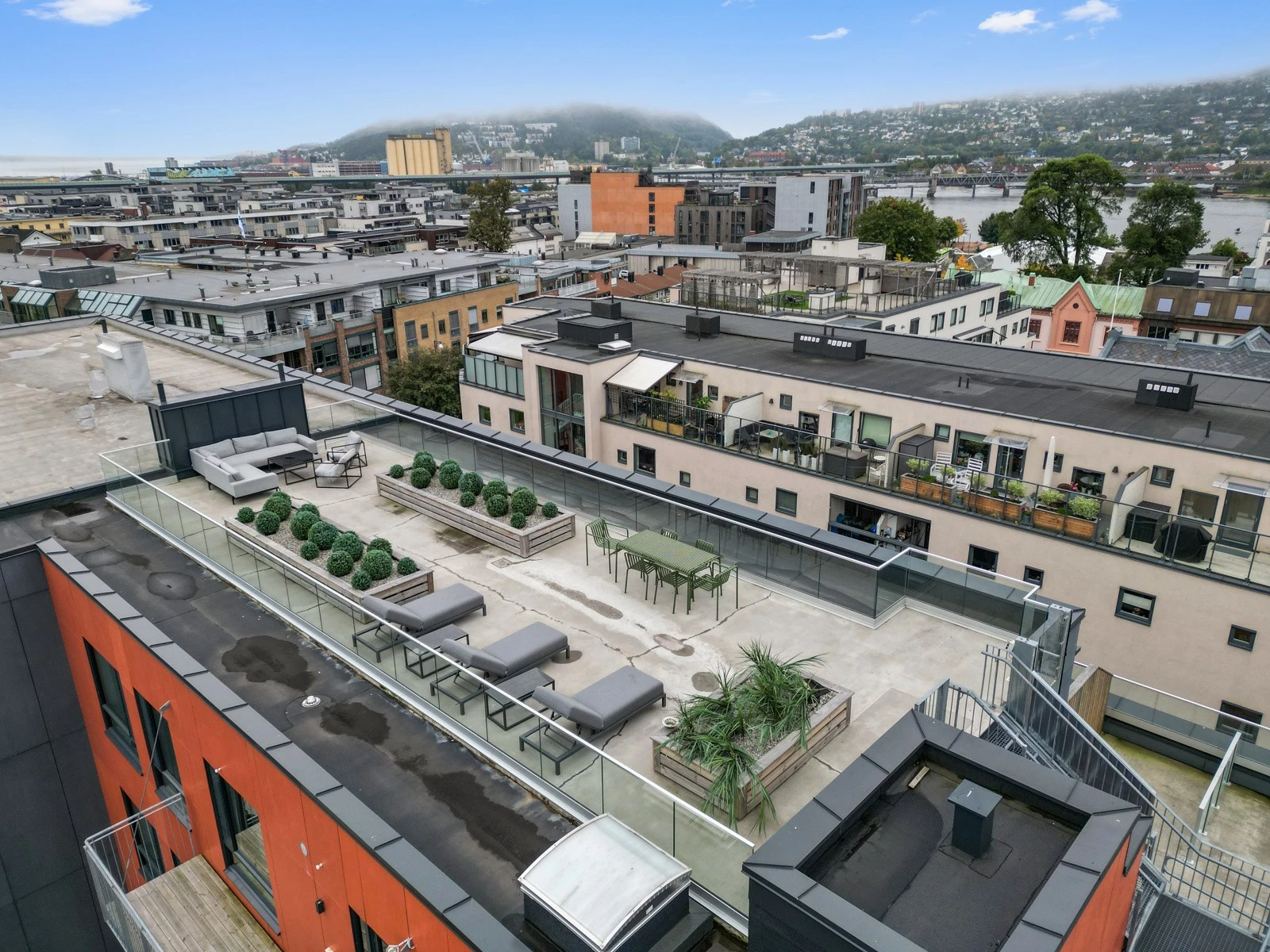 Solrik takterrasse med panoramautsikt. Galleribilde