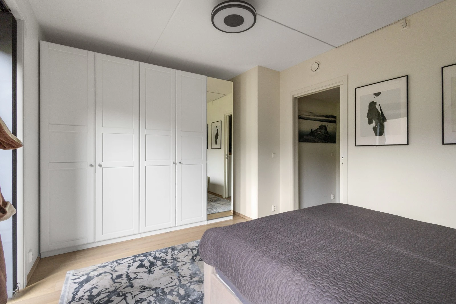 Det er etablert heldekkende garderobe langs endeveggen på soverommet. Galleribilde